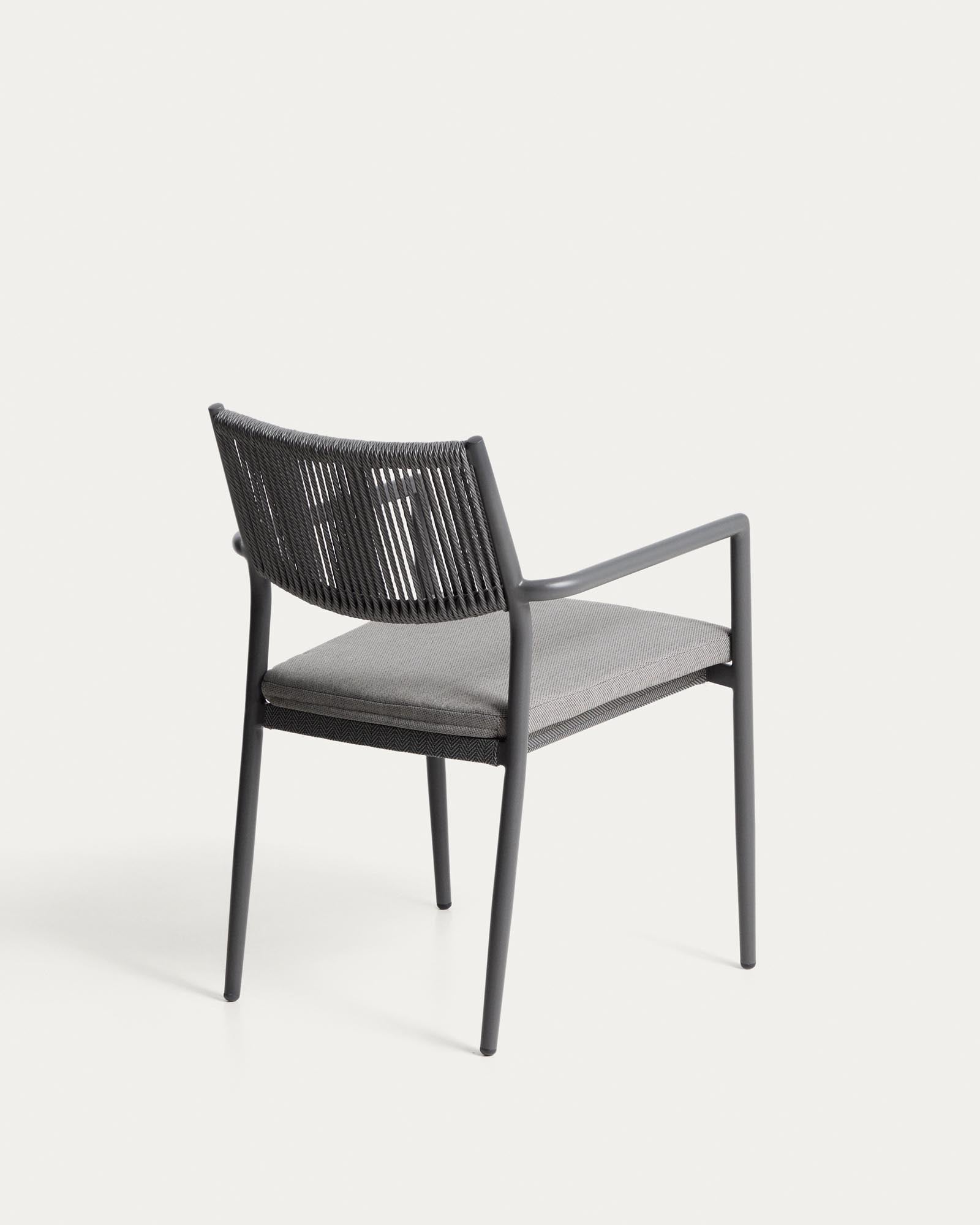 Eleganter stapelbarer Gartenstuhl Argasi aus robustem Aluminium in Graphit, kombiniert mit stilvollem dunkelgrauem Synthetikseil für Outdoor-Bereiche.