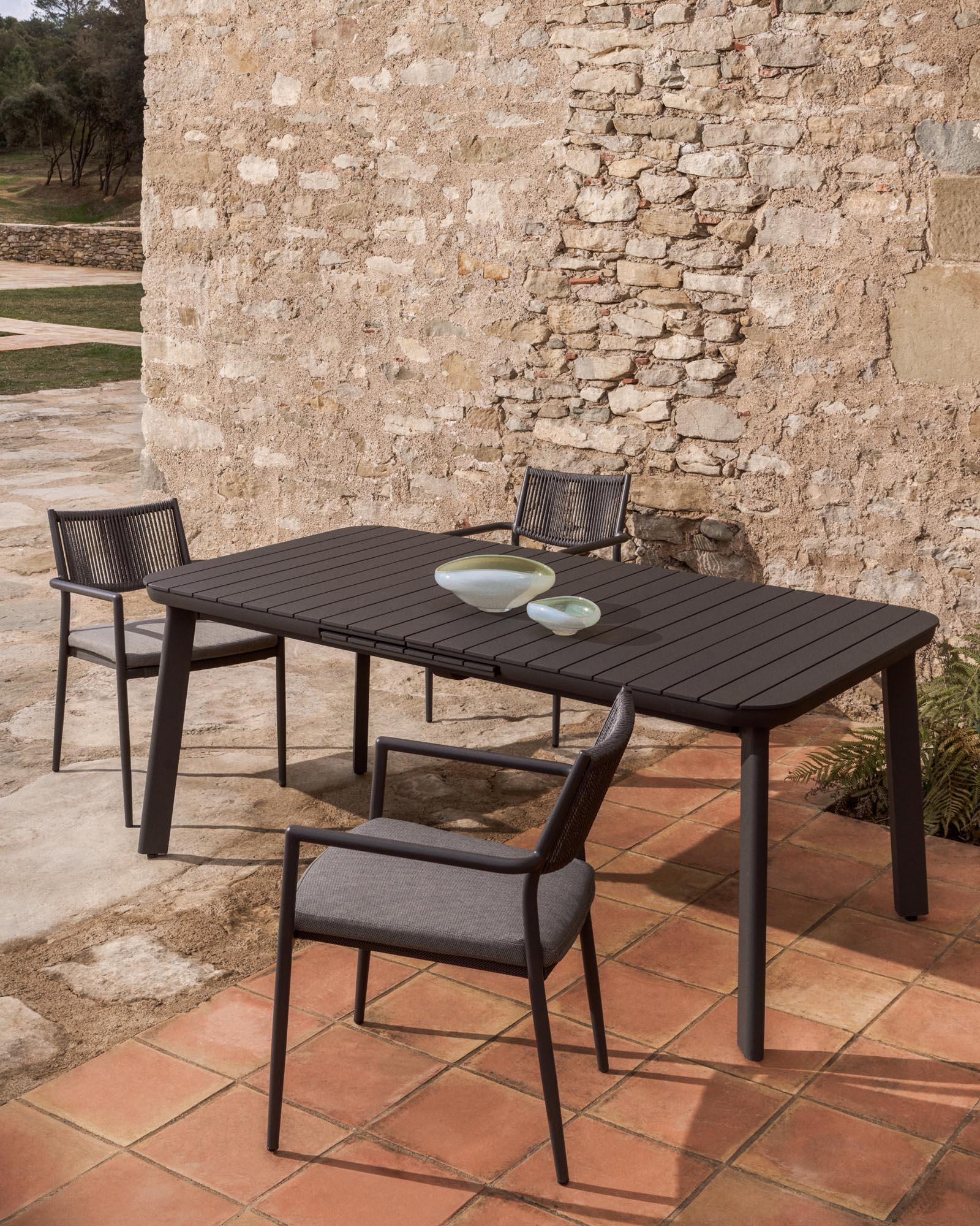 Stapelbarer Outdoor-Stuhl Argasi in Graphit mit dunkelgrauem Synthetikseil, perfekt für stilvolle Gartenmöbel und entspannte Stunden im Freien.