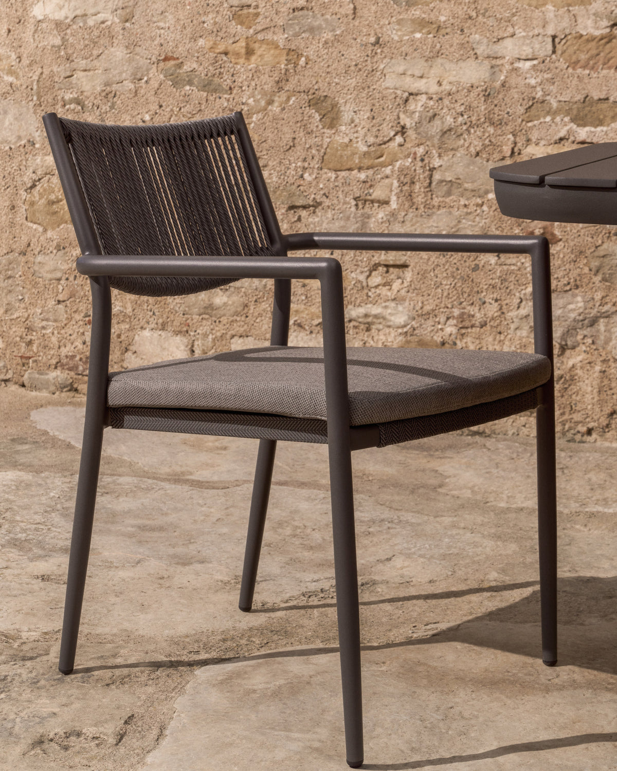 Stapelbarer Outdoor-Stuhl Argasi aus Aluminium in Graphit und dunkelgrauem Synthetikseil in Graphit, Grau, Schwarz präsentiert im Onlineshop von KAQTU Design AG. Gartenstuhl ist von Kave Home