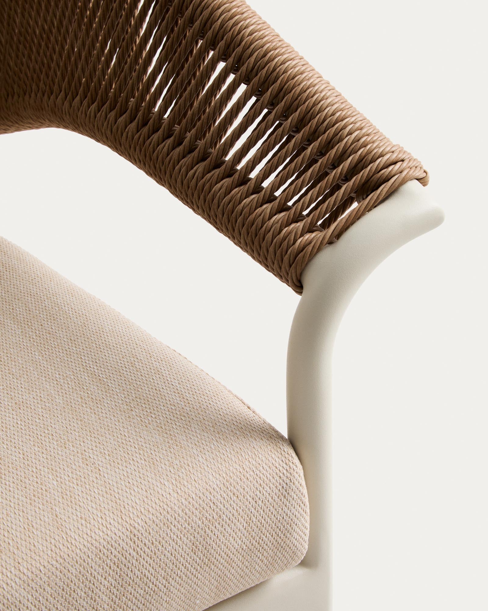 Stylisches Loungeset Zuara, bestehend aus einem komfortablen 3-Sitzer-Sofa, zwei passenden Sesseln und einem eleganten Tisch, ideal für den Garten.