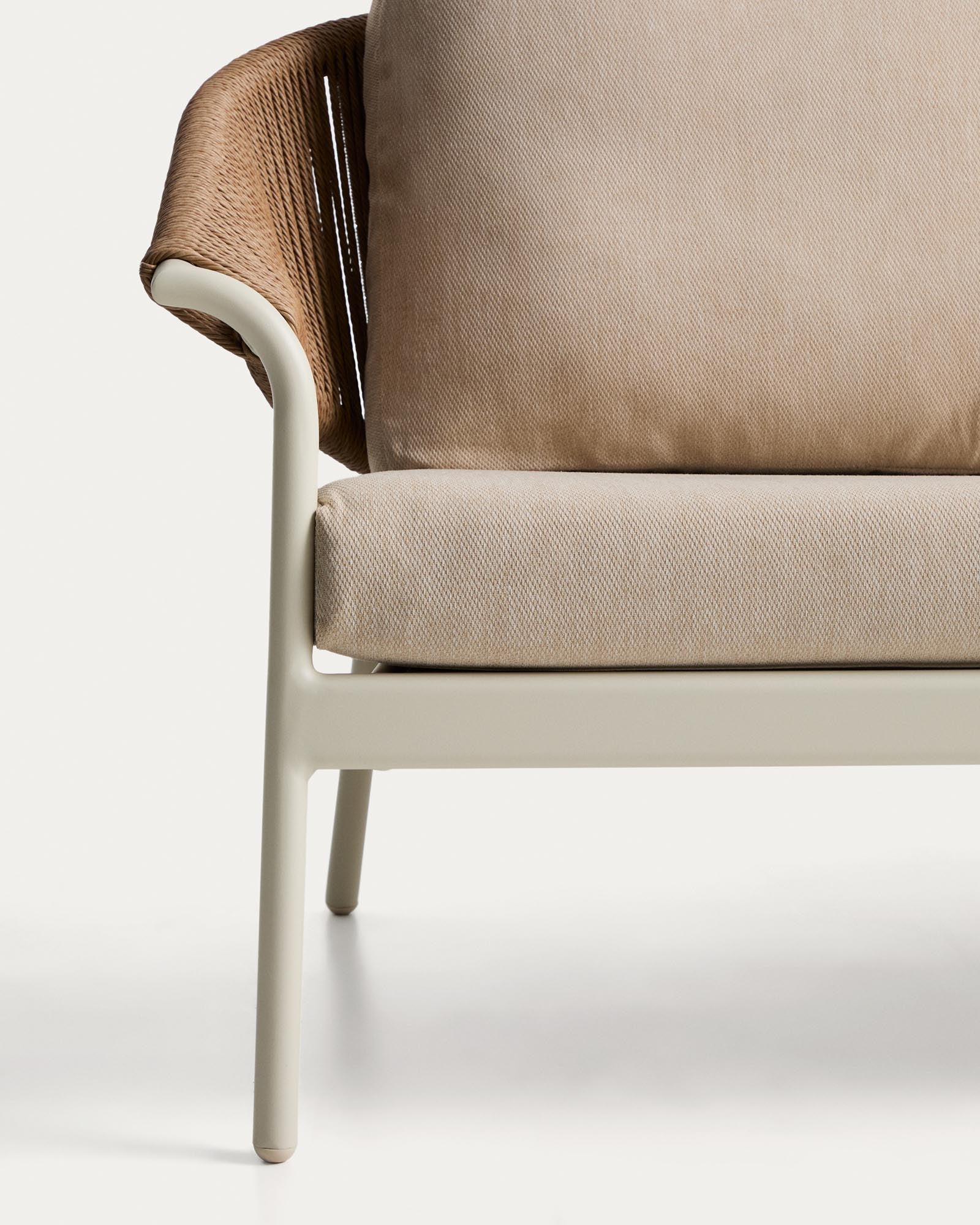 Elegantes Loungeset Zuara mit einem geräumigen 3-Sitzer-Sofa, zwei Sesseln und einem modernen Tisch aus ecrufarbenem Aluminium und braunem Synthetikseil.