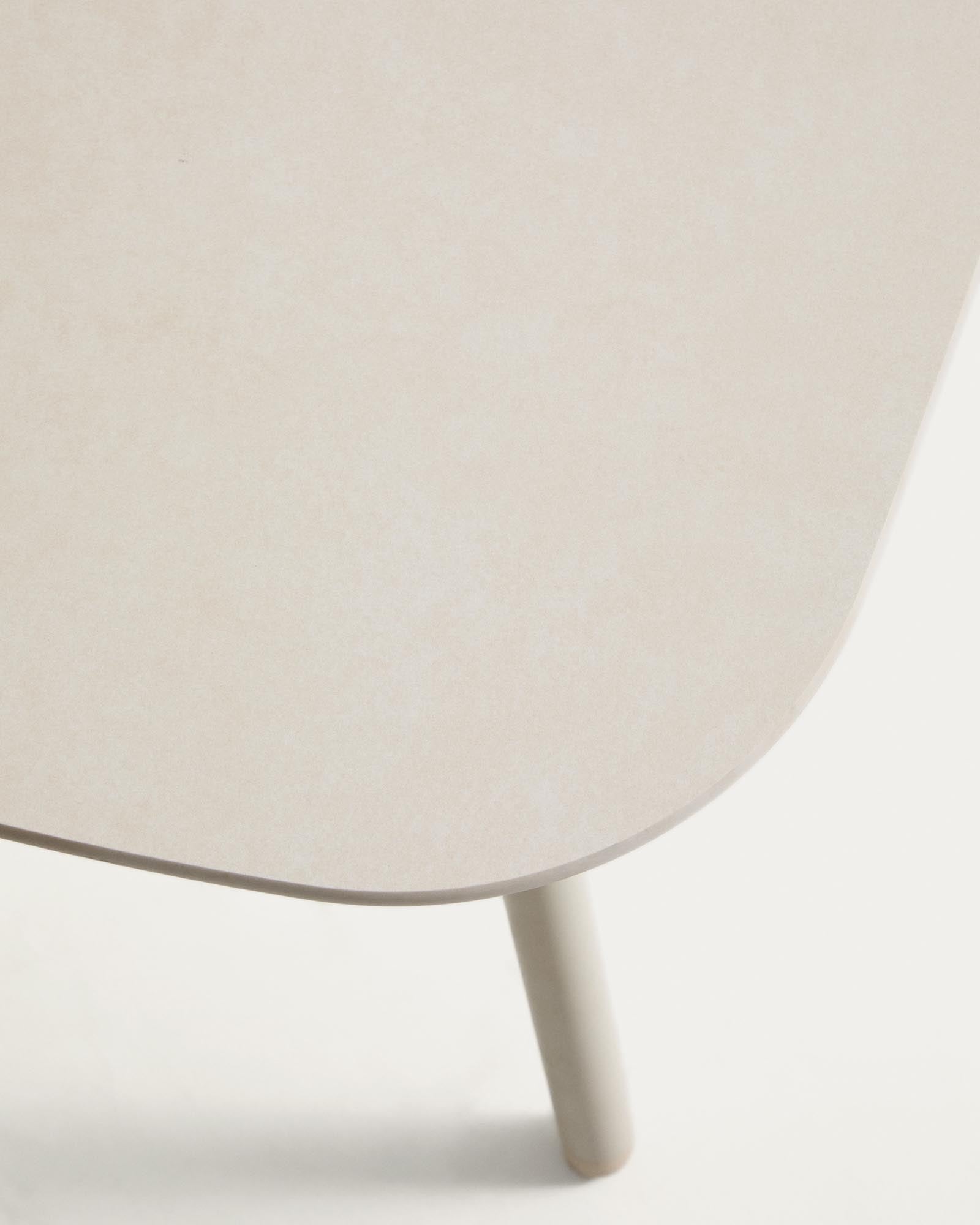 Elegantes Loungeset Zuara mit einem geräumigen 3-Sitzer-Sofa, zwei stilvollen Sesseln und einem Tisch aus ecrufarbenem Aluminium und braunem Synthetikseil.
