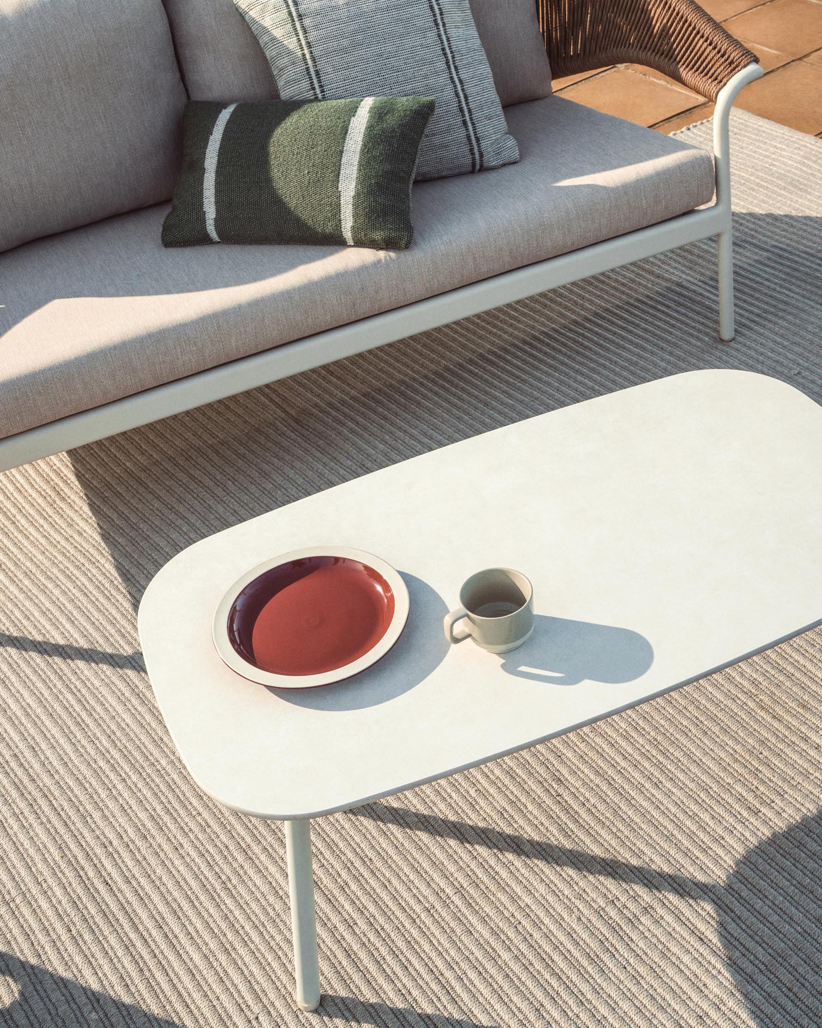 Elegantes Loungeset Zuara mit 3-Sitzer-Sofa, zwei Sesseln und einem Tisch aus ecrufarbenem Aluminium und braunem Synthetikseil, ideal für den Außenbereich.