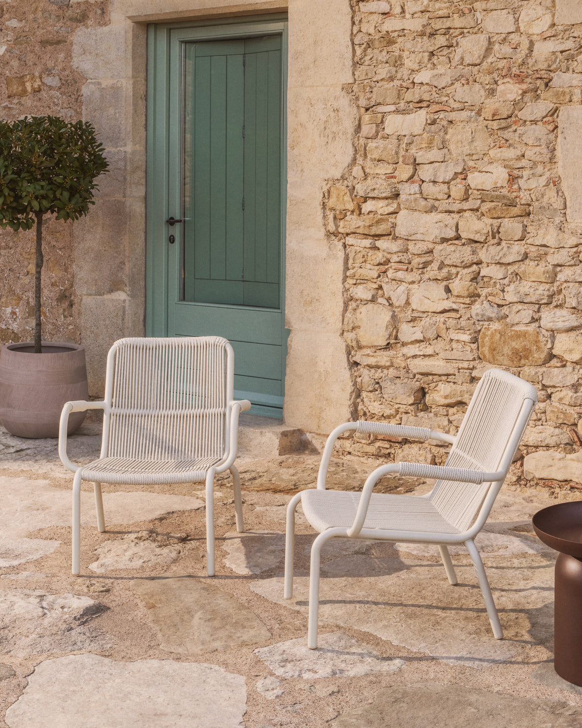 Stapelbarer Sessel Salis aus ecrufarbenem Aluminium und ecrufarbenem Synthetikseil in Ecru, Beige, Weiss präsentiert im Onlineshop von KAQTU Design AG. Outdoor-Sessel ist von Kave Home