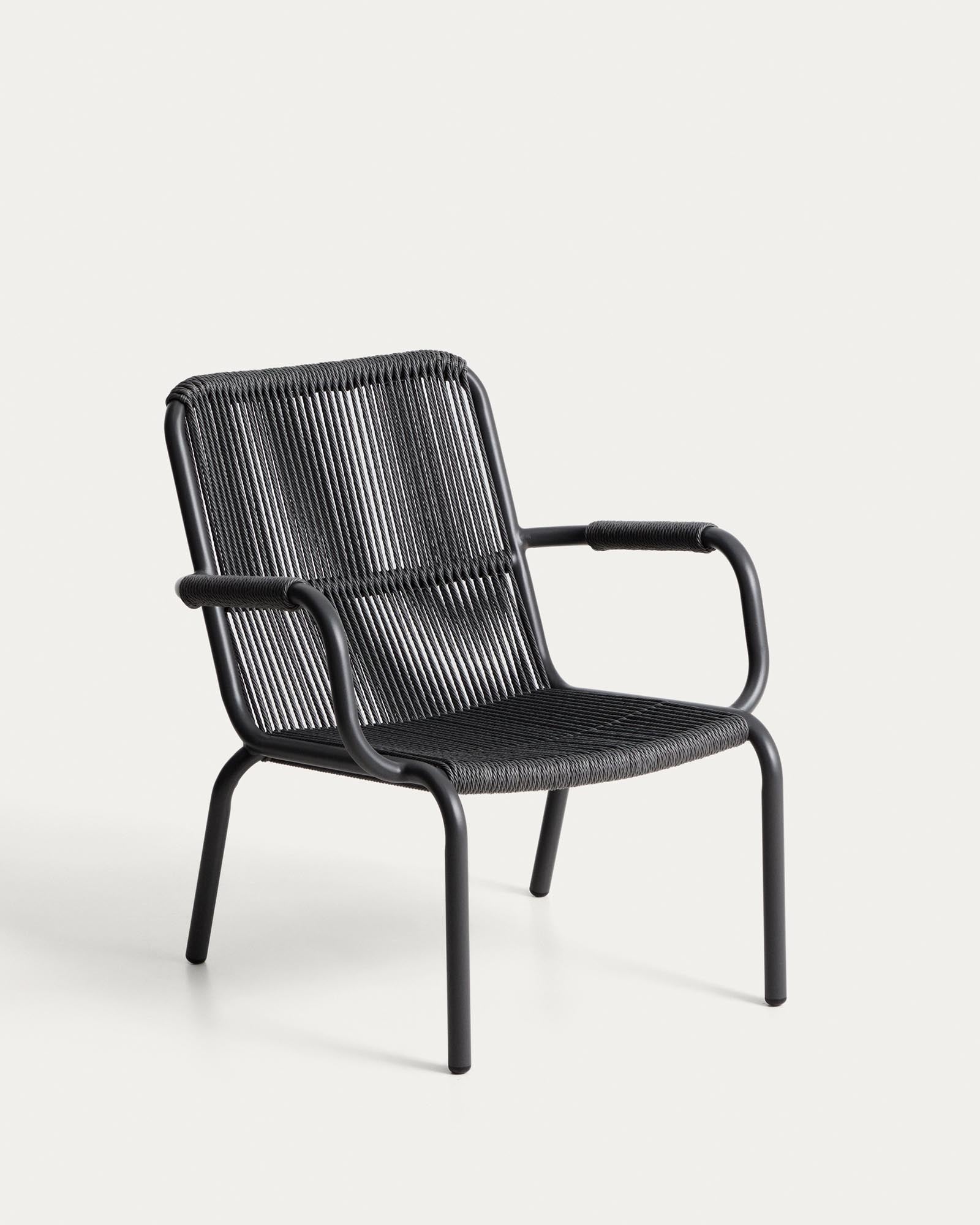Stapelbarer SesselSalis aus graphitgrauem Aluminium und dunkelgrauem Synthetikseil in Graphit präsentiert im Onlineshop von KAQTU Design AG. Outdoor-Sessel ist von Kave Home