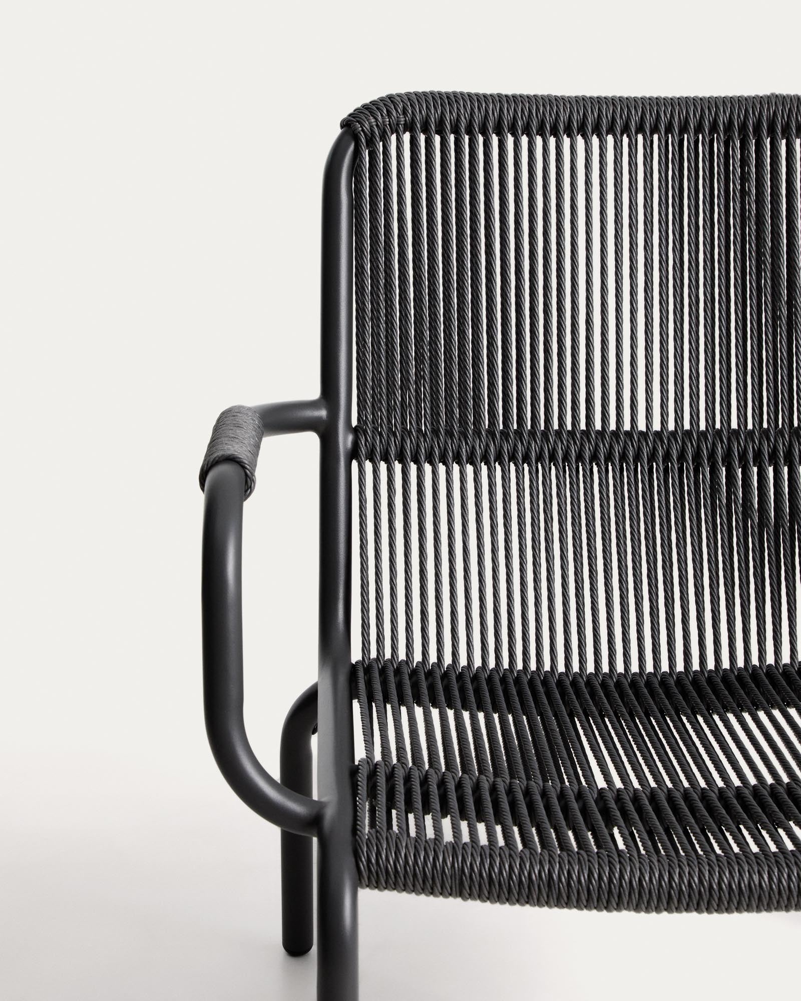Stapelbarer Sessel Salis in graphitgrauem Aluminium und dunkelgrauem Synthetikseil, perfekt für moderne Terrassen und Gartenmöbel.