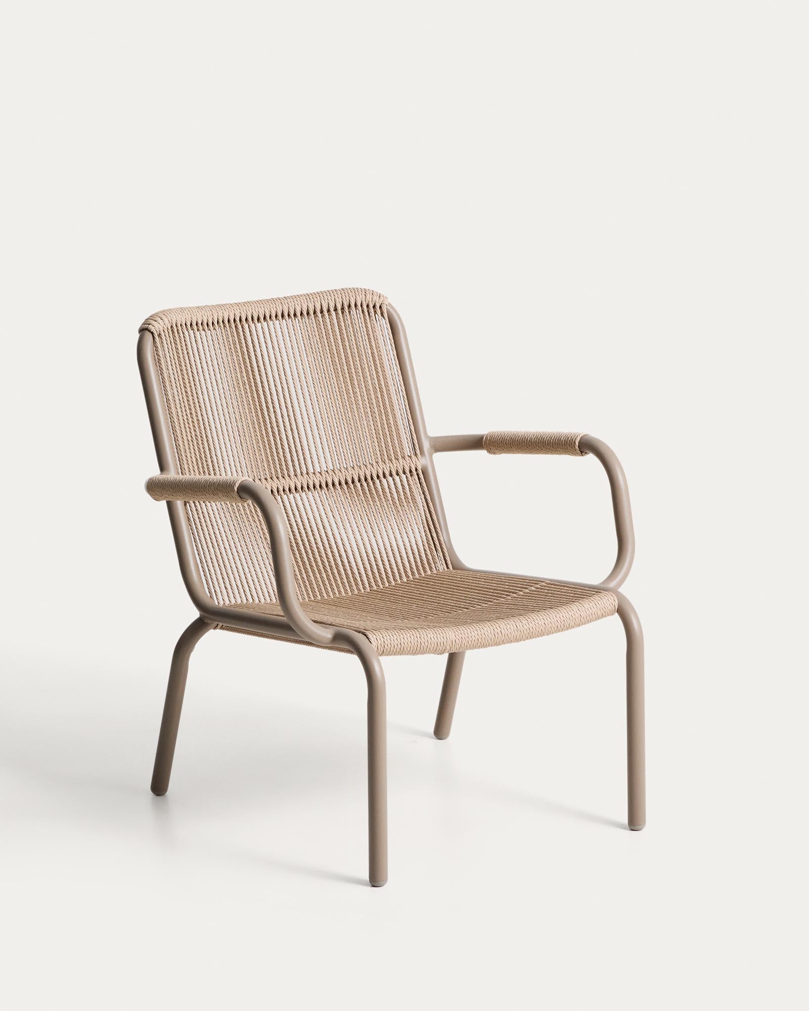 Stapelbarer Sessel Salis aus taupefarbenem Aluminium und beigem Synthetikseil in Taupe präsentiert im Onlineshop von KAQTU Design AG. Outdoor-Sessel ist von Kave Home