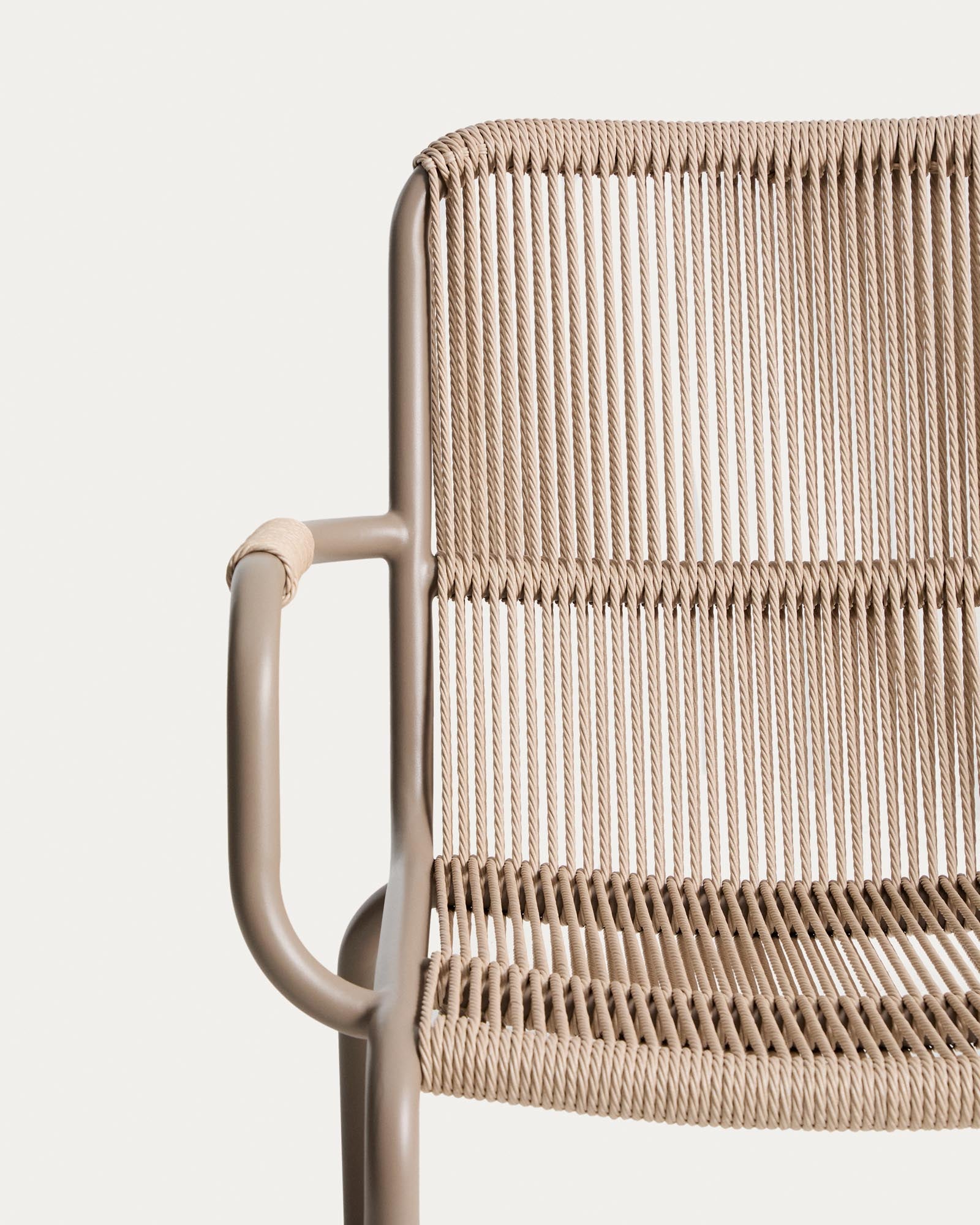Stapelbarer Sessel Salis aus taupefarbenem Aluminium und beigem Synthetikseil, perfekt für gemütliche Stunden im Freien und moderne Terrassen.