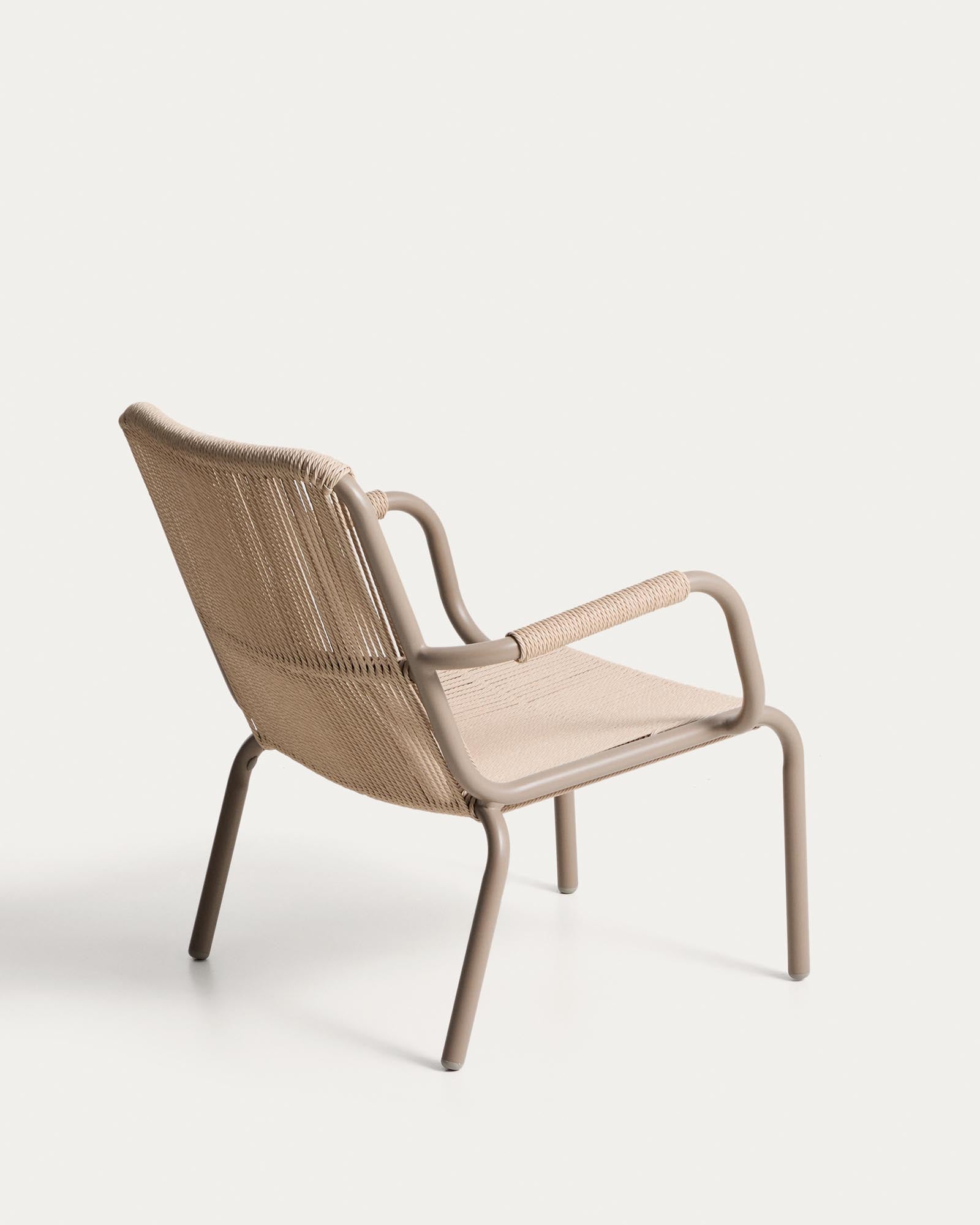 Stapelbarer Outdoor-Sessel Salis in taupe mit beigem Synthetikseil, perfekt für Garten und Terrasse, vereint Komfort und modernes Design.