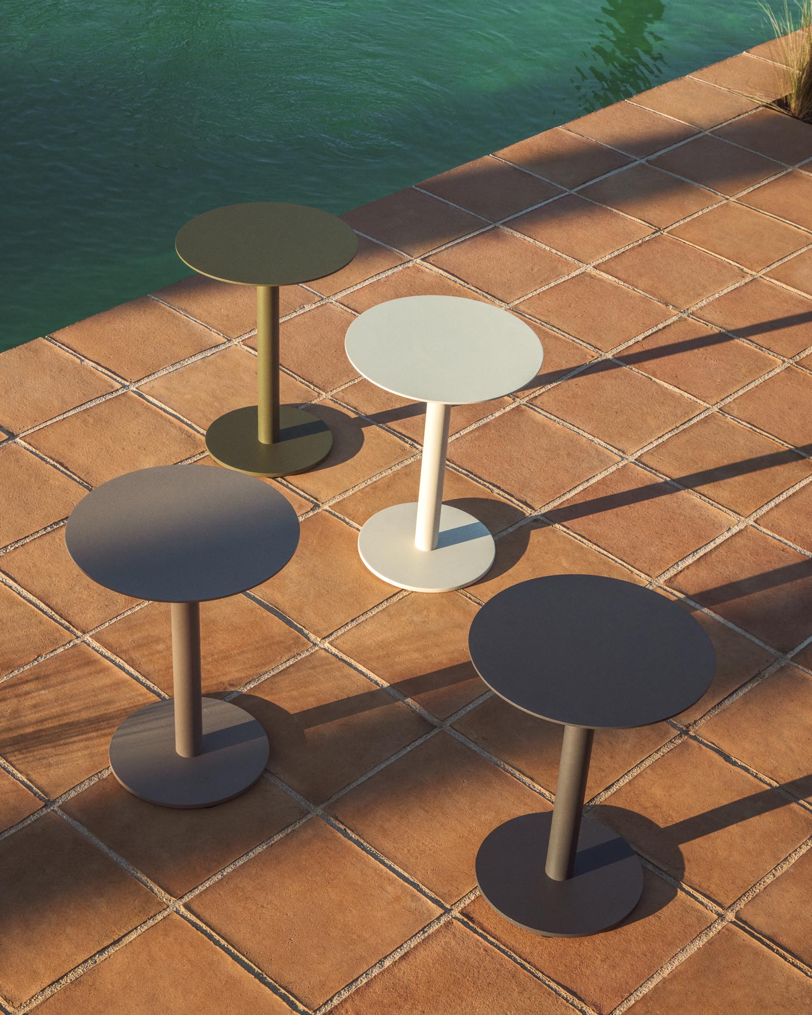 Eleganter Beistelltisch Asinara aus grünem Aluminium, Ø 40 cm, ideal für Garten und Terrasse, vereint Stil und Funktionalität.