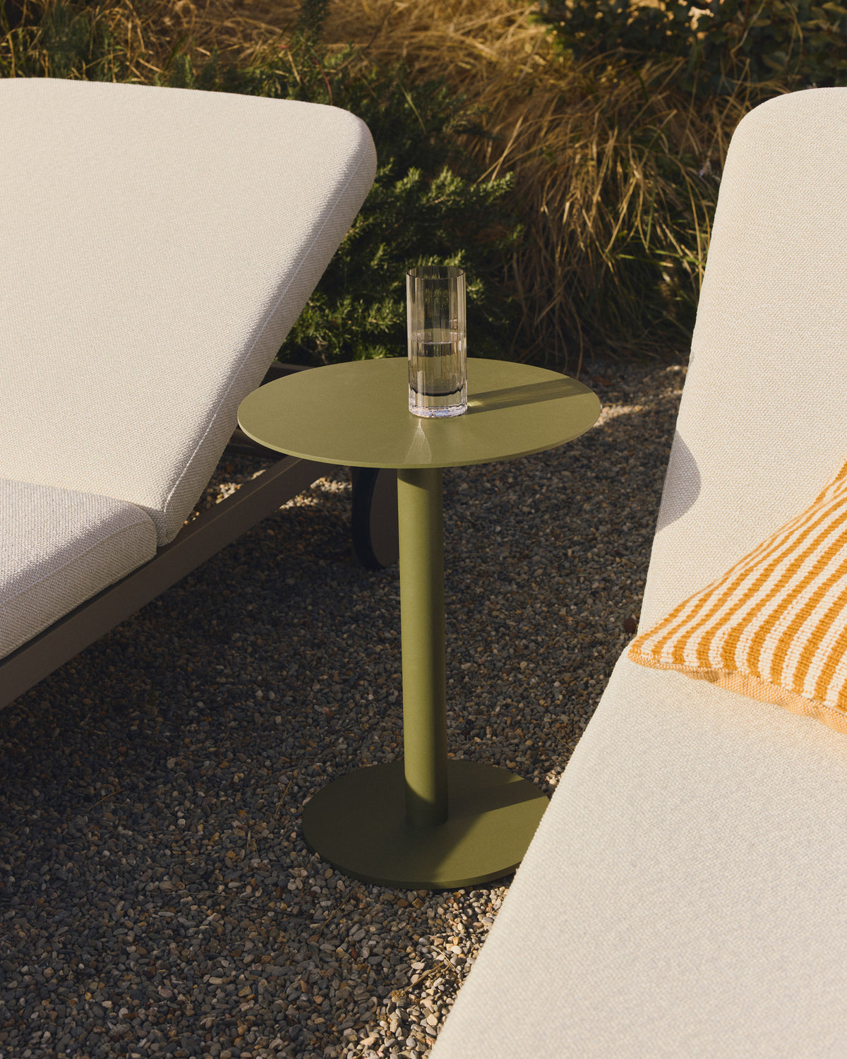 Beistelltisch Asinara aus grünem Aluminium, Ø 40 cm in Dunkelgrün präsentiert im Onlineshop von KAQTU Design AG. Beistelltisch Outdoor ist von Kave Home