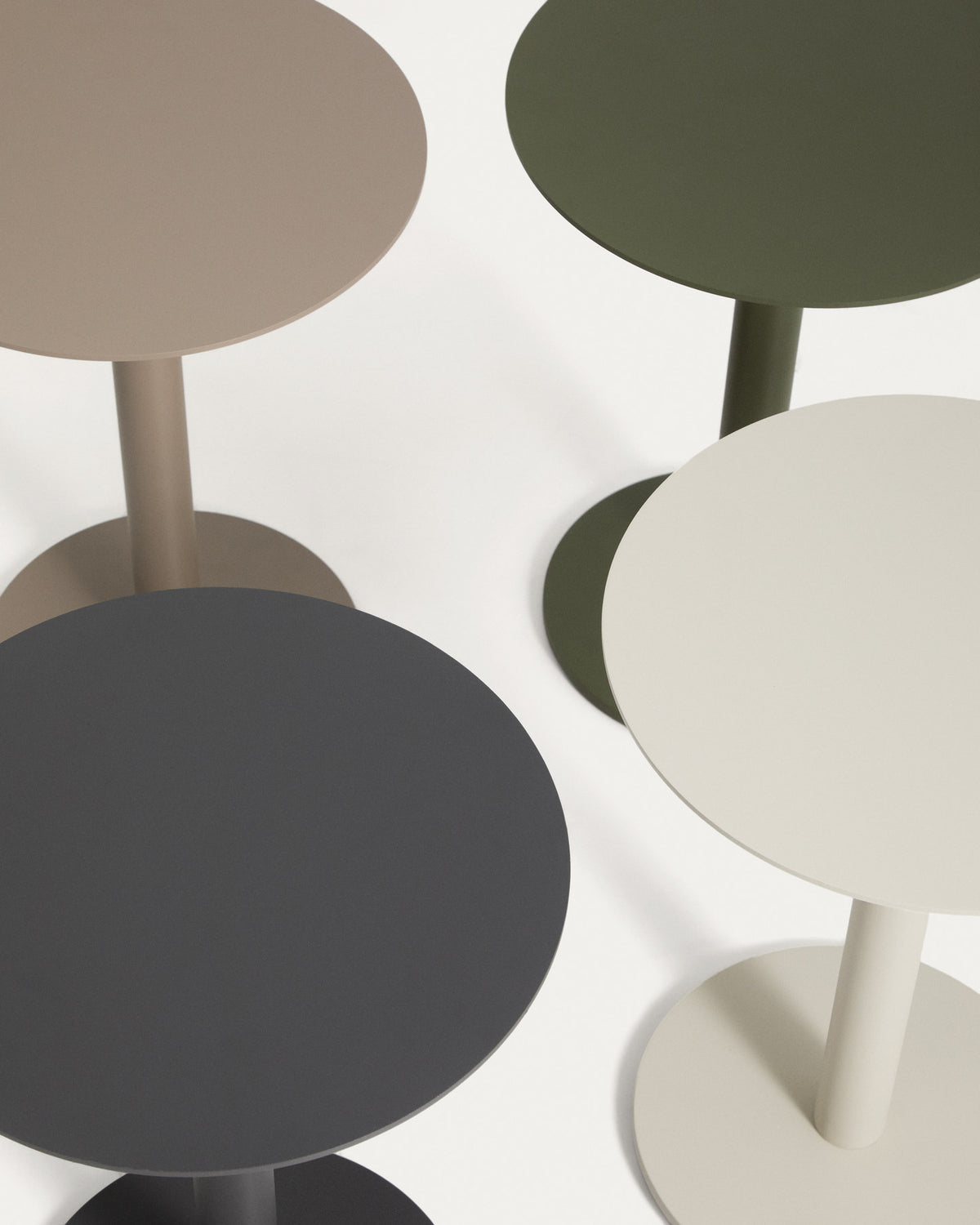 Beistelltisch Asinara aus ecrufarbenem Aluminium, Ø 40 cm in Ecru, Beige, Weiss präsentiert im Onlineshop von KAQTU Design AG. Beistelltisch Outdoor ist von Kave Home