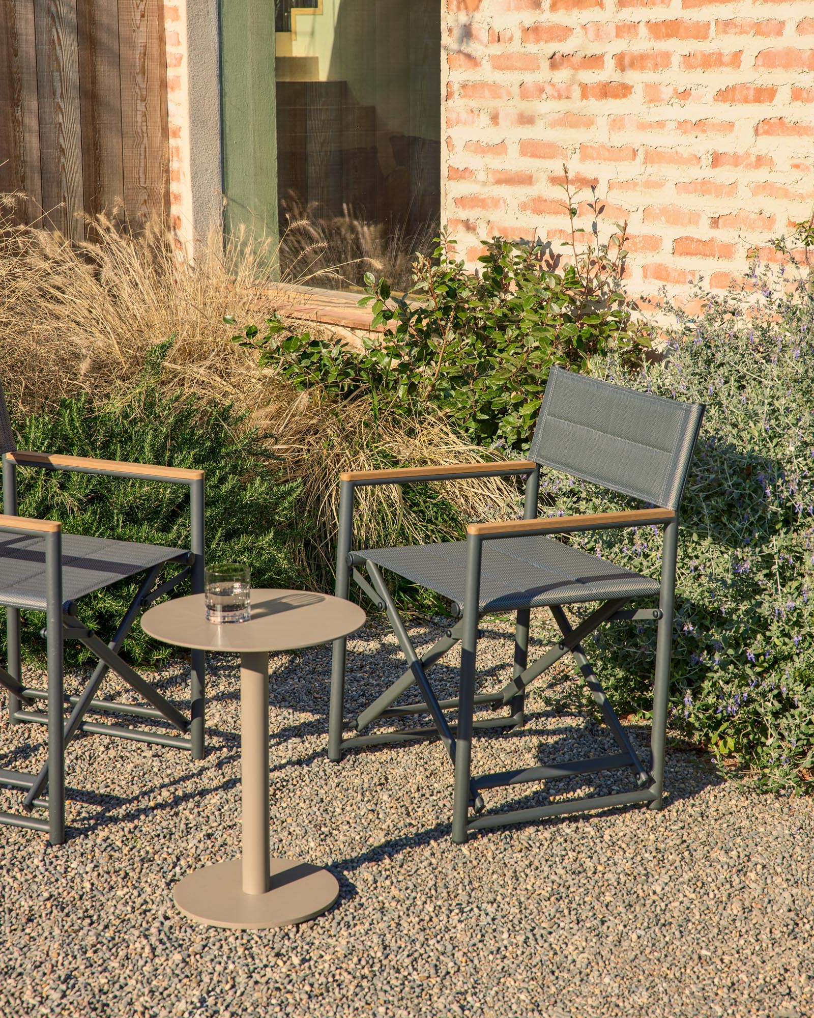 Eleganter taupefarbener Aluminium-Beistelltisch Asinara mit einem Durchmesser von 40 cm, ideal für den Outdoor-Bereich und stilvolle Akzente.