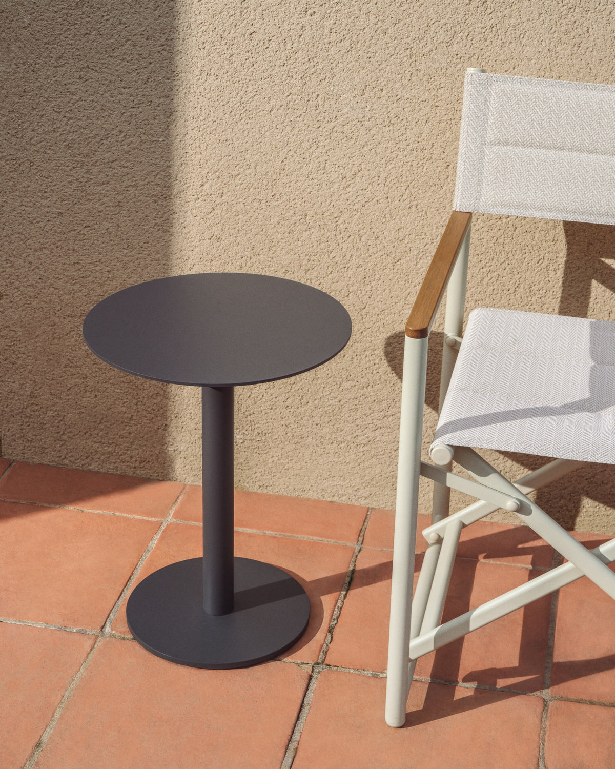 Beistelltisch Asinara aus graphitgrauem Aluminium, Ø 40 cm in Graphit, Grau, Schwarz präsentiert im Onlineshop von KAQTU Design AG. Beistelltisch Outdoor ist von Kave Home