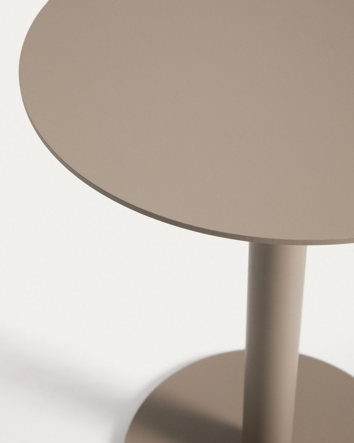 Beistelltisch Asinara aus taupefarbenem Aluminium, Ø 40 cm in Taupe, Beige, Hellbraun präsentiert im Onlineshop von KAQTU Design AG. Beistelltisch Outdoor ist von Kave Home