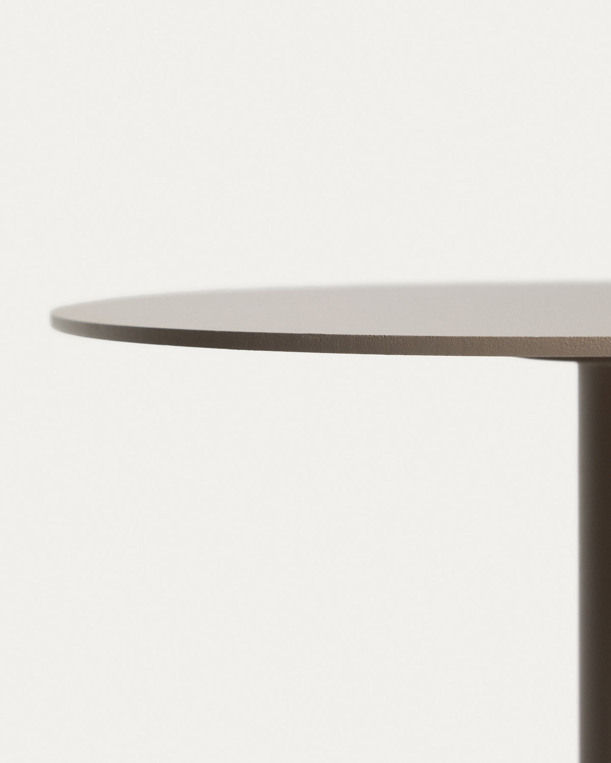 Beistelltisch Asinara aus taupefarbenem Aluminium, Ø 40 cm in Taupe, Beige, Hellbraun präsentiert im Onlineshop von KAQTU Design AG. Beistelltisch Outdoor ist von Kave Home
