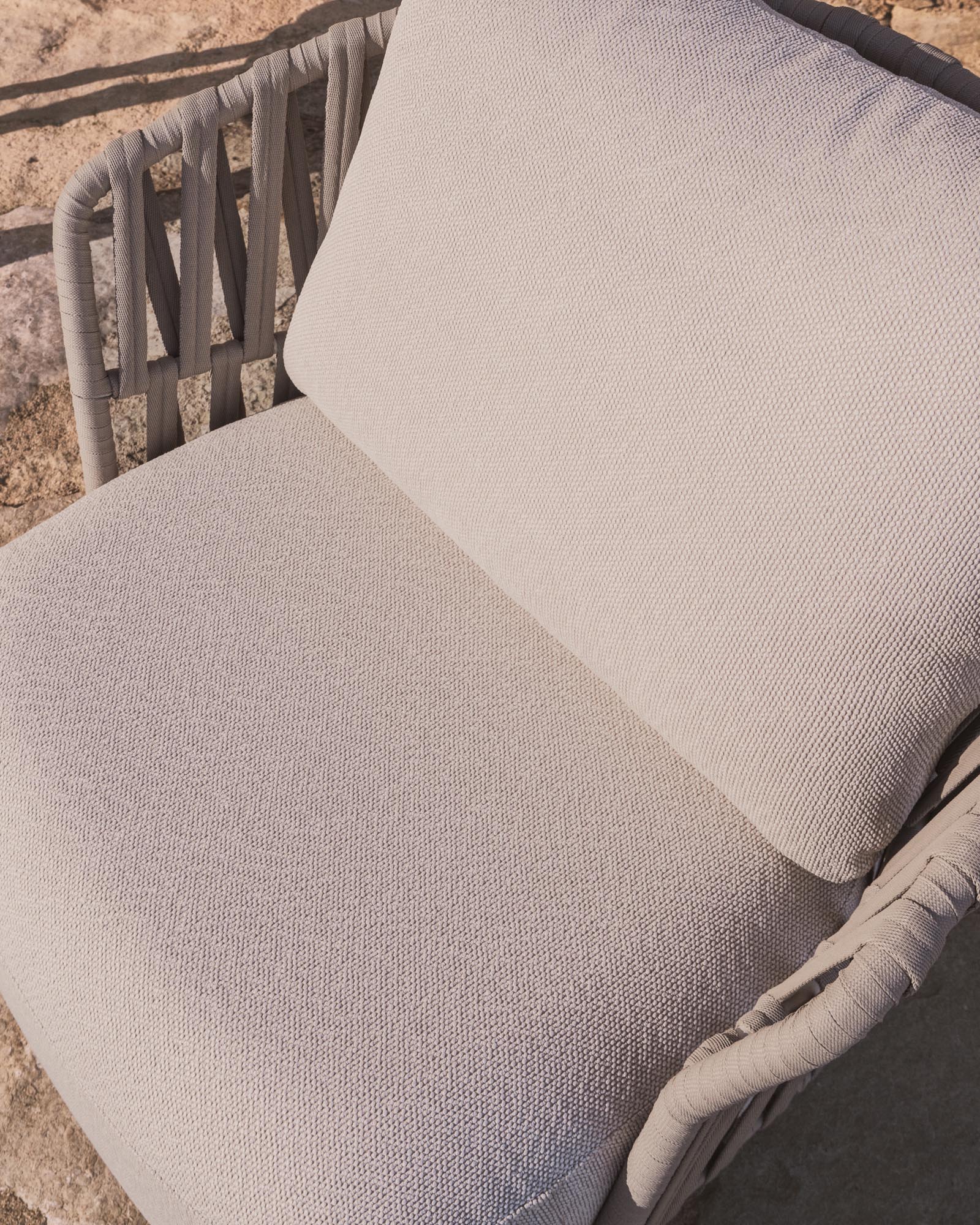 Eleganter Outdoor-Sessel Osani in ecrufarbenem Aluminium und taupefarbenem Seil, ideal für stilvolle Terrassen und Gärten.