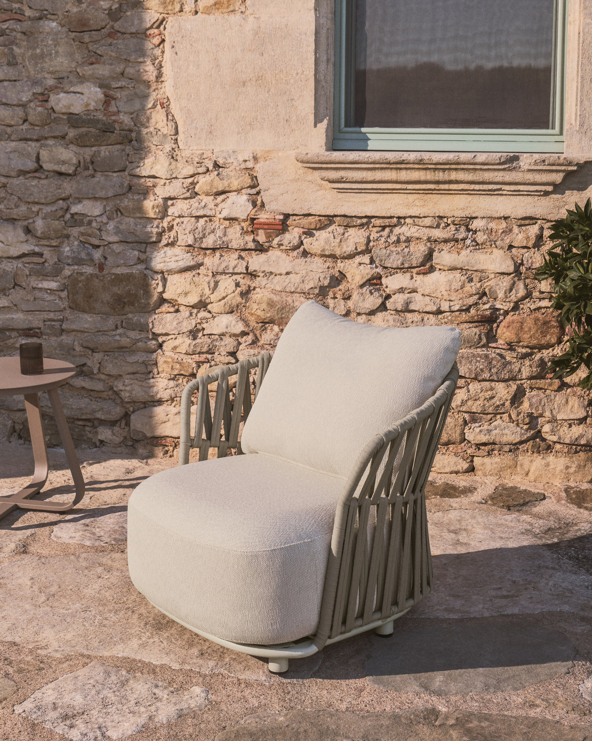 Sessel Osani aus ecrufarbenem Aluminium und taupefarbenem Seil in Taupe, Beige, Ecru präsentiert im Onlineshop von KAQTU Design AG. Outdoor-Sessel ist von Kave Home