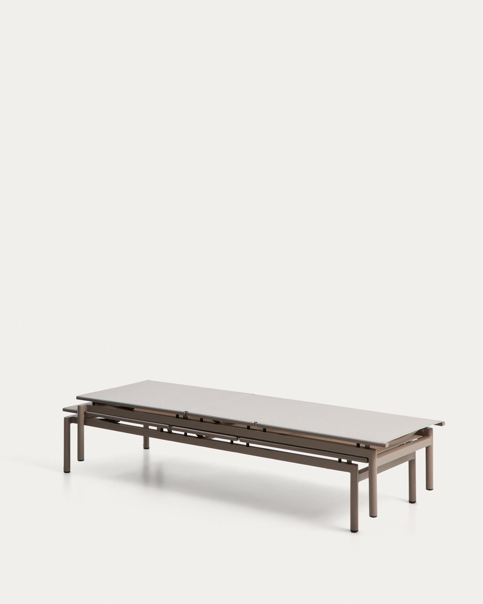 Moderne Sonnenliege Lesina aus robustem taupefarbenem Aluminium und atmungsaktivem ecrufarbenem Texteline, perfekt für stilvolle Entspannung im Freien.