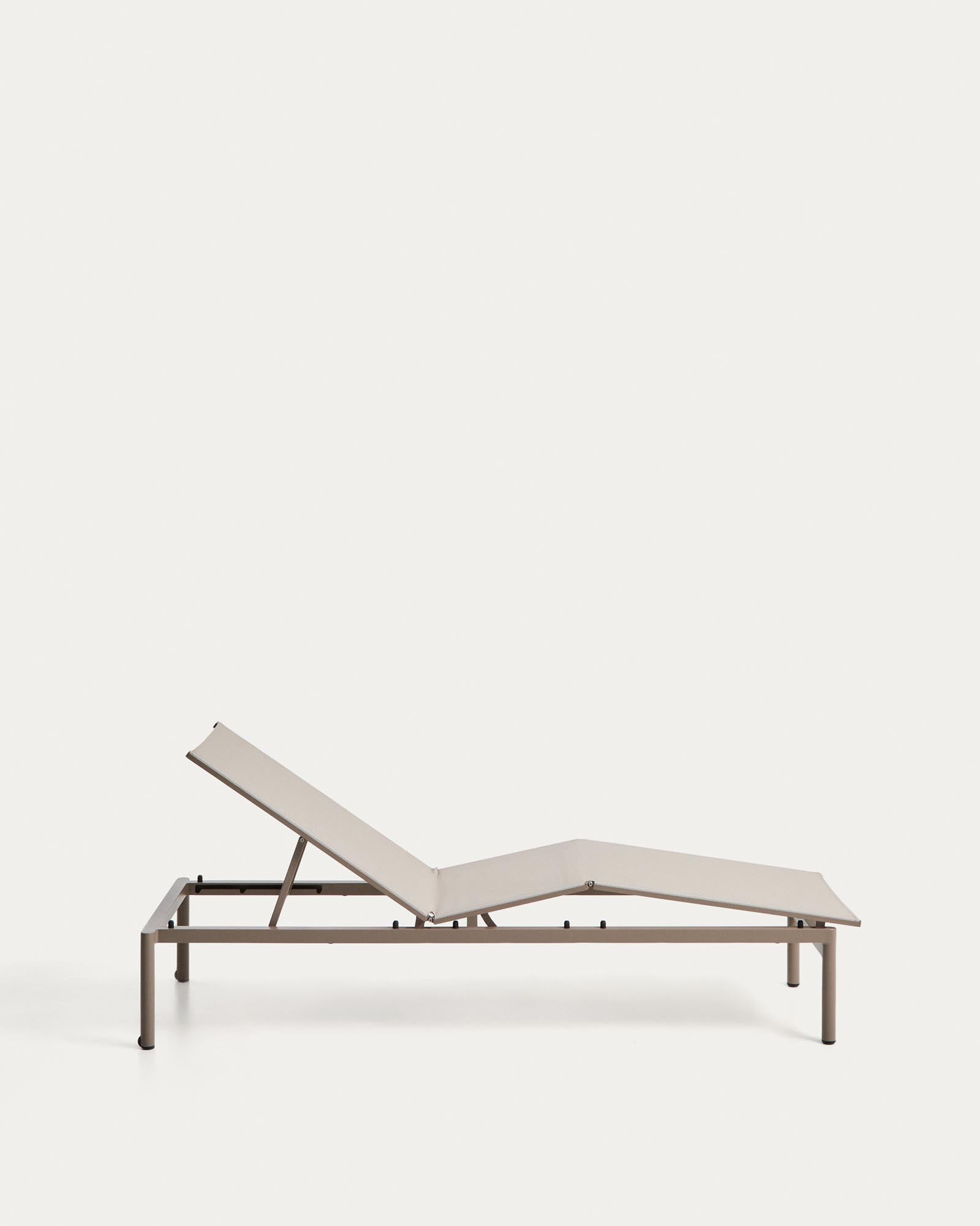 Elegante stapelbare Sonnenliege Lesina aus robustem taupefarbenem Aluminium und atmungsaktivem ecrufarbenem Texteline, perfekt für stilvolle Outdoor-Oasen.