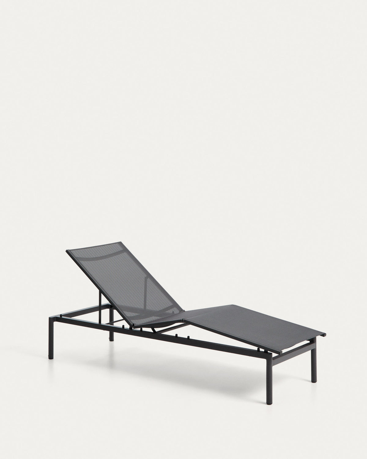 Stapelbare Sonnenliege Lesina aus graphitfarbenem Aluminium und grauem Texteline in Graphit, Schwarz präsentiert im Onlineshop von KAQTU Design AG. Liegestuhl ist von Kave Home