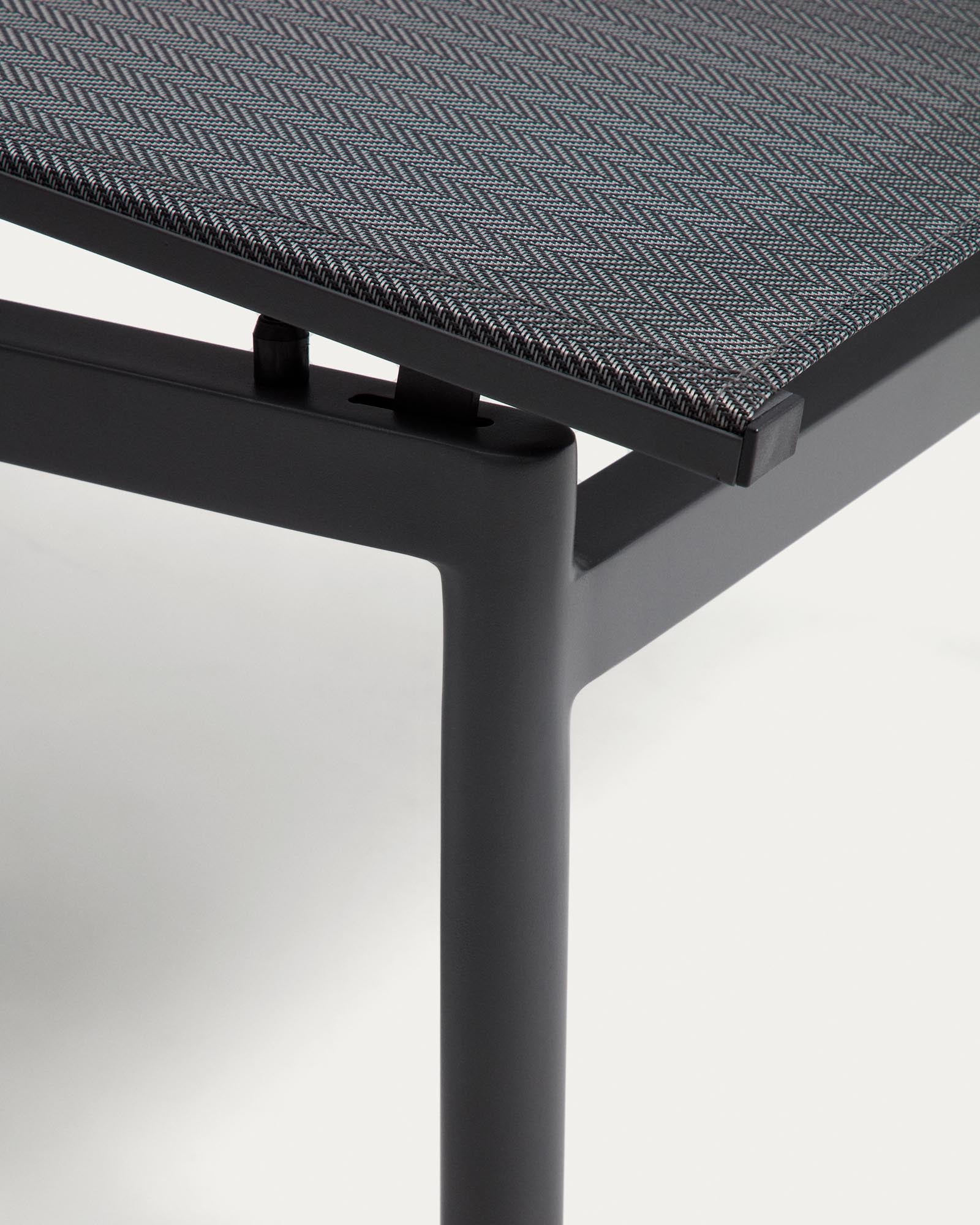 Stapelbare Sonnenliege Lesina aus graphitfarbenem Aluminium und grauem Texteline in Graphit präsentiert im Onlineshop von KAQTU Design AG. Liegestuhl ist von Kave Home