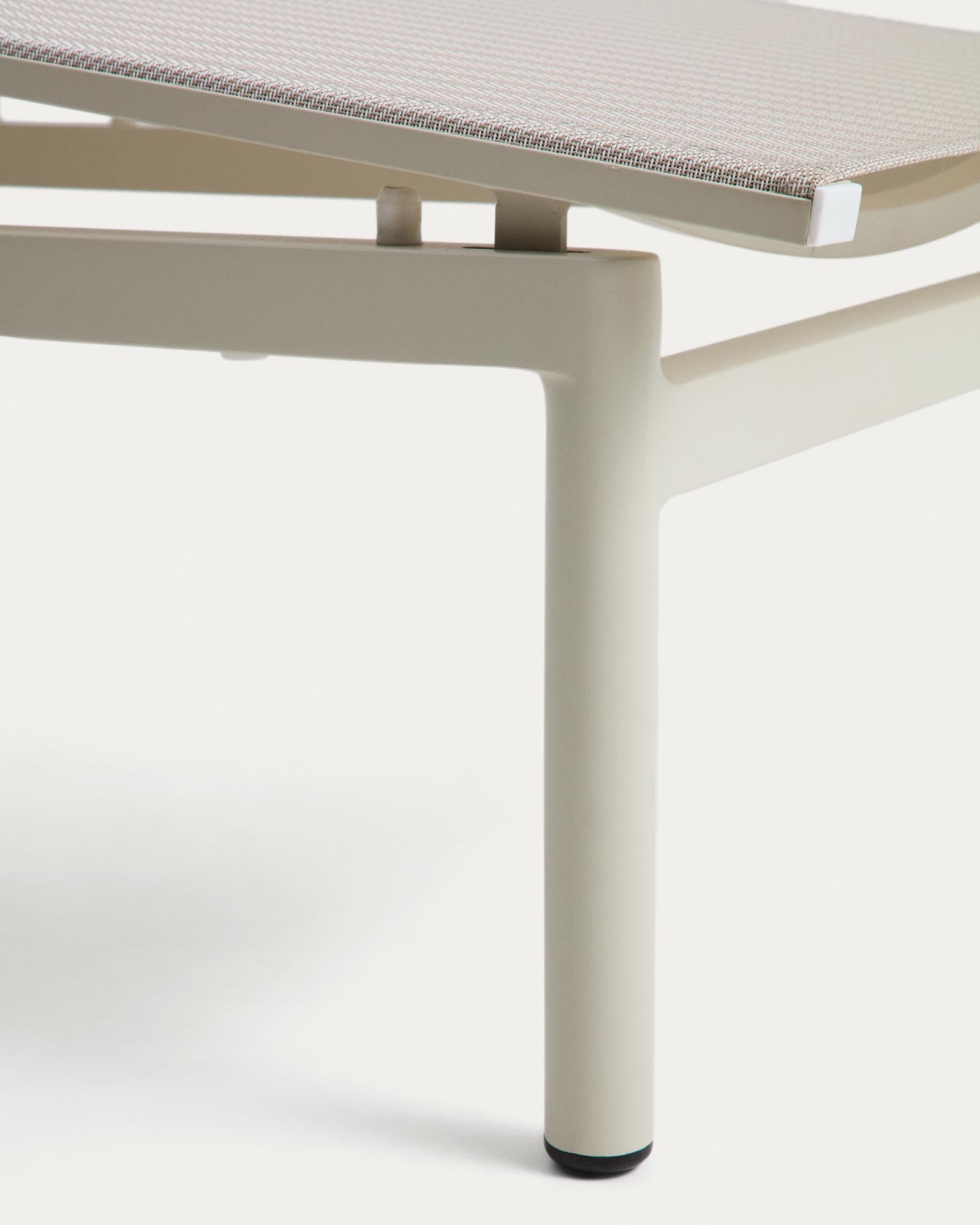 Stapelbare Sonnenliege Lesina aus Aluminium und ecrufarbenem Texteline in Taupe präsentiert im Onlineshop von KAQTU Design AG. Liegestuhl ist von Kave Home