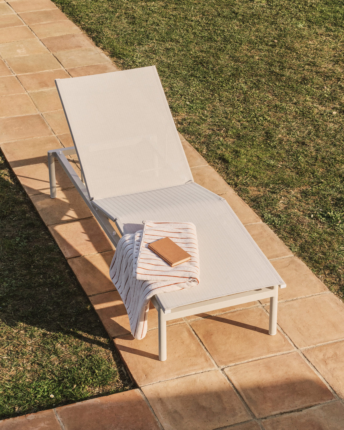 Stapelbare Sonnenliege Lesina aus Aluminium und ecrufarbenem Texteline in Taupe, Beige, Ecru präsentiert im Onlineshop von KAQTU Design AG. Liegestuhl ist von Kave Home