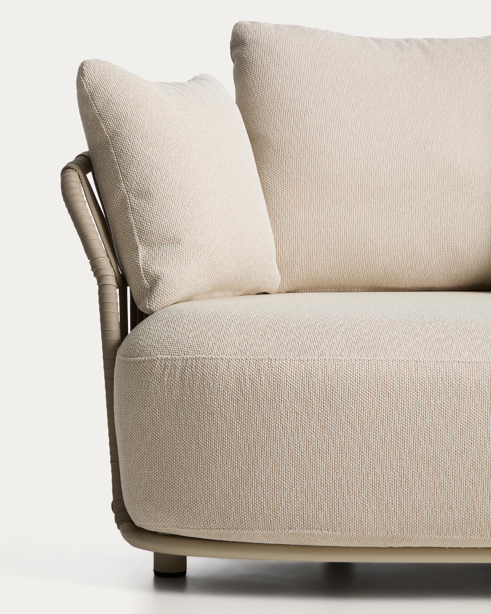 Elegantes Ecrufarbenes Sofa für zwei Personen, verziert mit taupefarbenem Seil, ideal für stilvolle Wohnräume und entspannte Atmosphäre.