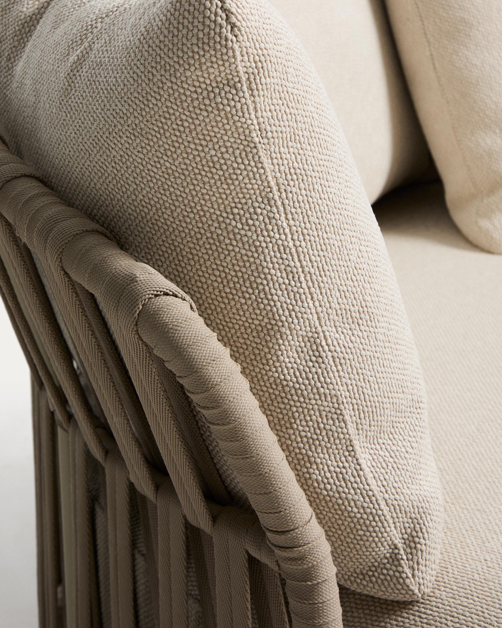 Modernes 2-Sitzer-Sofa in Ecru mit taupefarbenem Seil, 170 cm breit, perfekt für gemütliche Lounges und stilvolle Einrichtung.