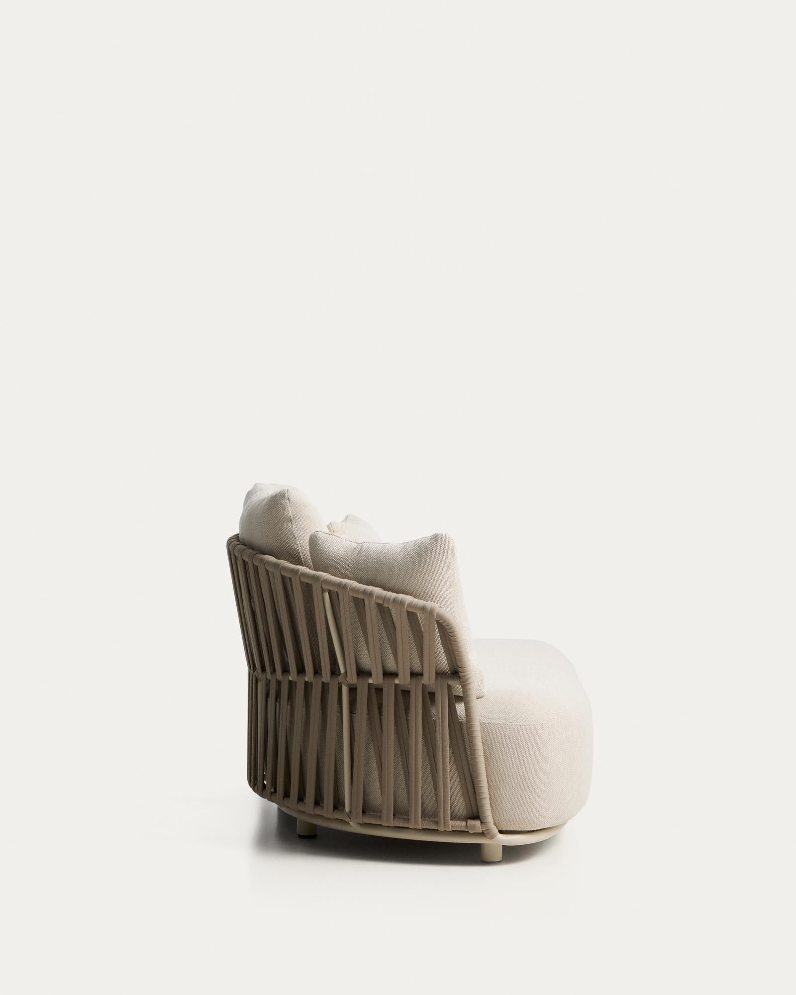 Elegantes 2-Sitzer-Sofa in Ecrufarbe mit taupefarbenem Seil, ideal für stilvolle Wohnräume und entspannte Lounge-Bereiche.