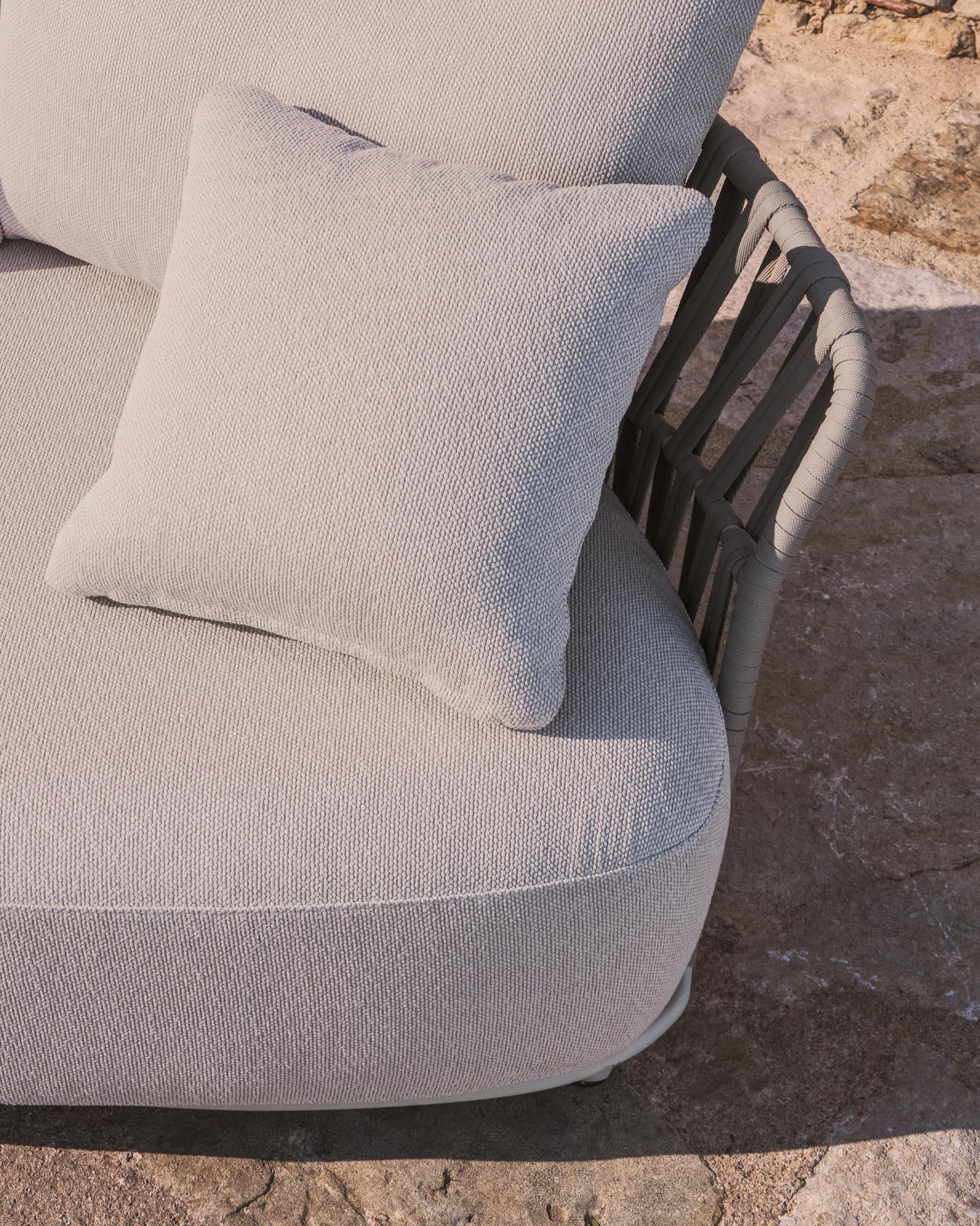 Elegantes ecrufarbenes 2-Sitzer-Sofa Osani mit taupefarbenem Seil, ideal für stilvolle Lounges und moderne Wohnräume.