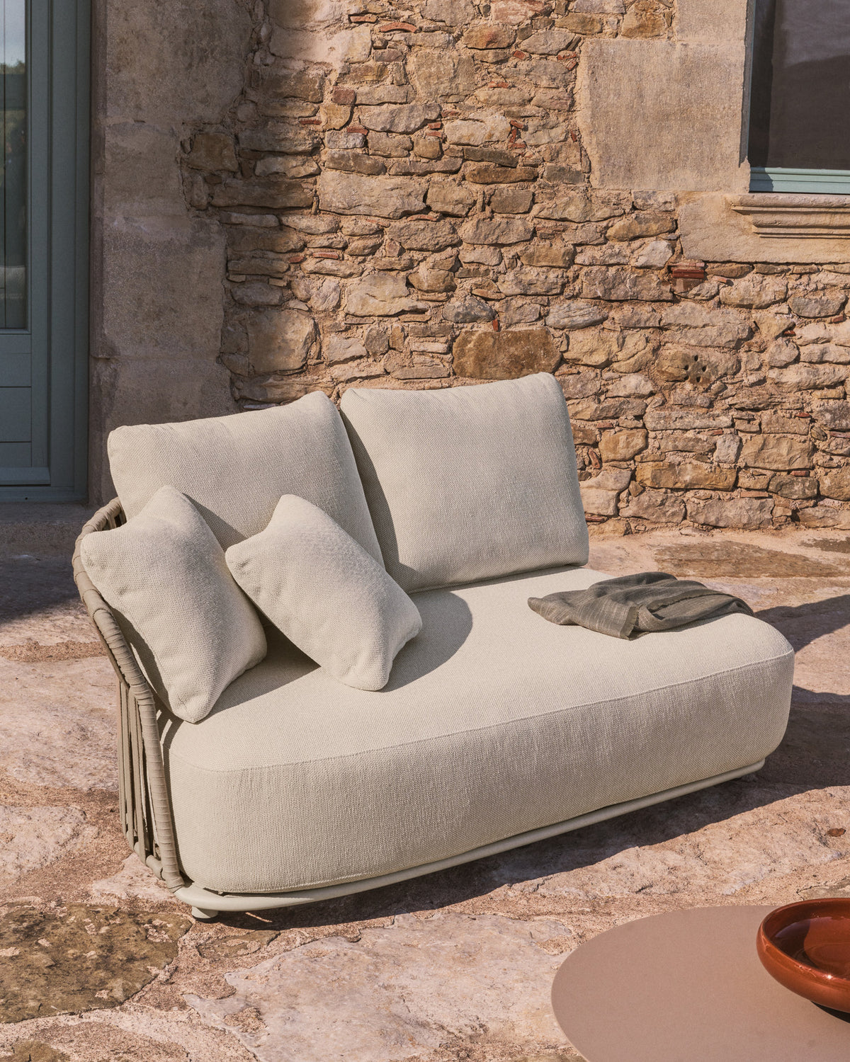 2-Sitzer-Sofa Osani aus Aluminium in Ecru mit taupefarbenem Seil, 170 cm in Taupe, Beige, Ecru präsentiert im Onlineshop von KAQTU Design AG. Lounge Sofa ist von Kave Home
