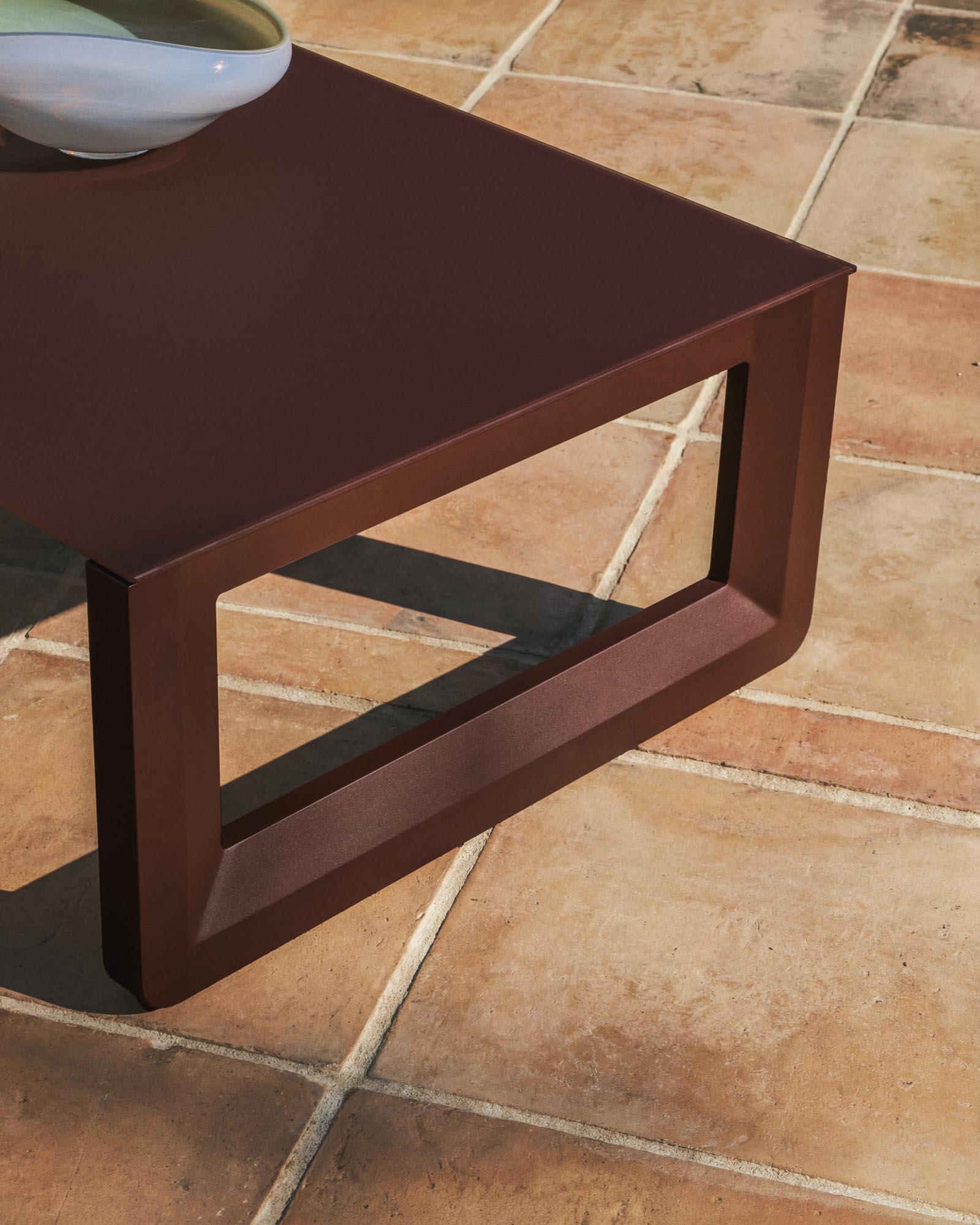 Elegantes Loungeset Nerano mit 3-Sitzer-Sofa, 2 Sesseln und stilvollem Couchtisch aus gehärtetem Glas und braunem Aluminium.