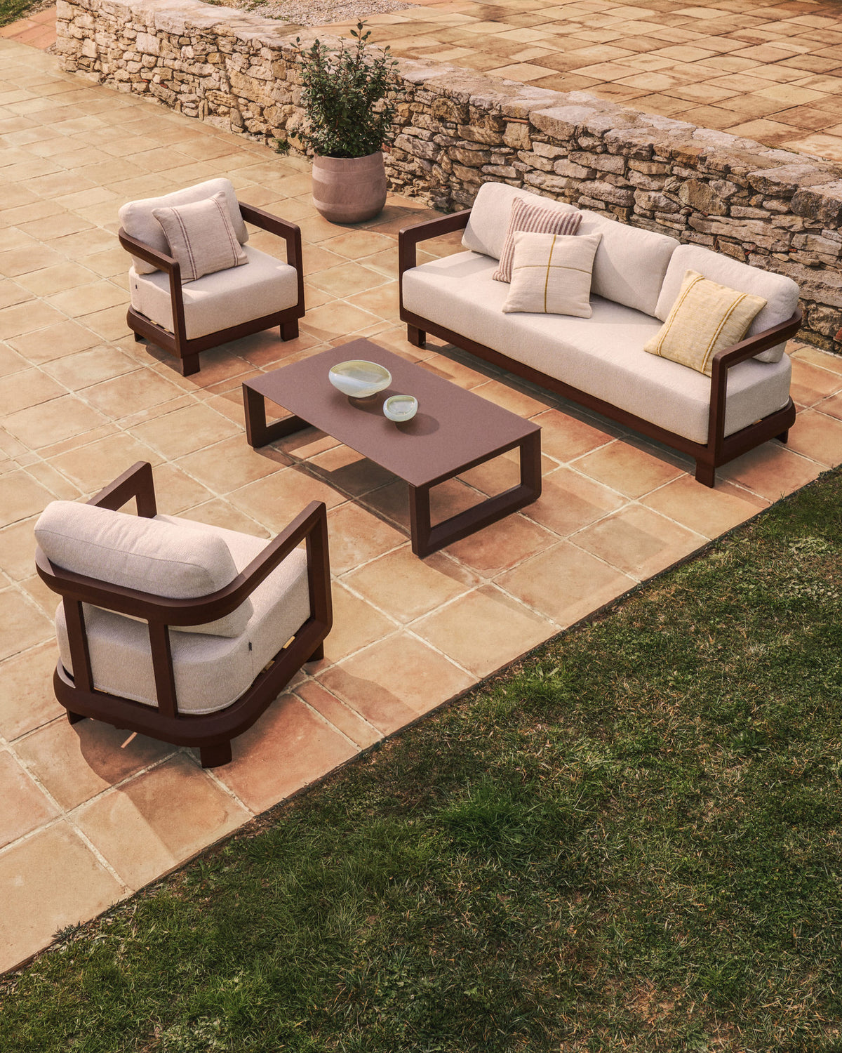 Set Nerano mit 3-Sitzer-Sofa, 2 Sesseln und Couchtisch aus gehärtetem Glas und braunem Aluminium in Braun, Hellbraun, Beige präsentiert im Onlineshop von KAQTU Design AG. Loungeset ist von Kave Home