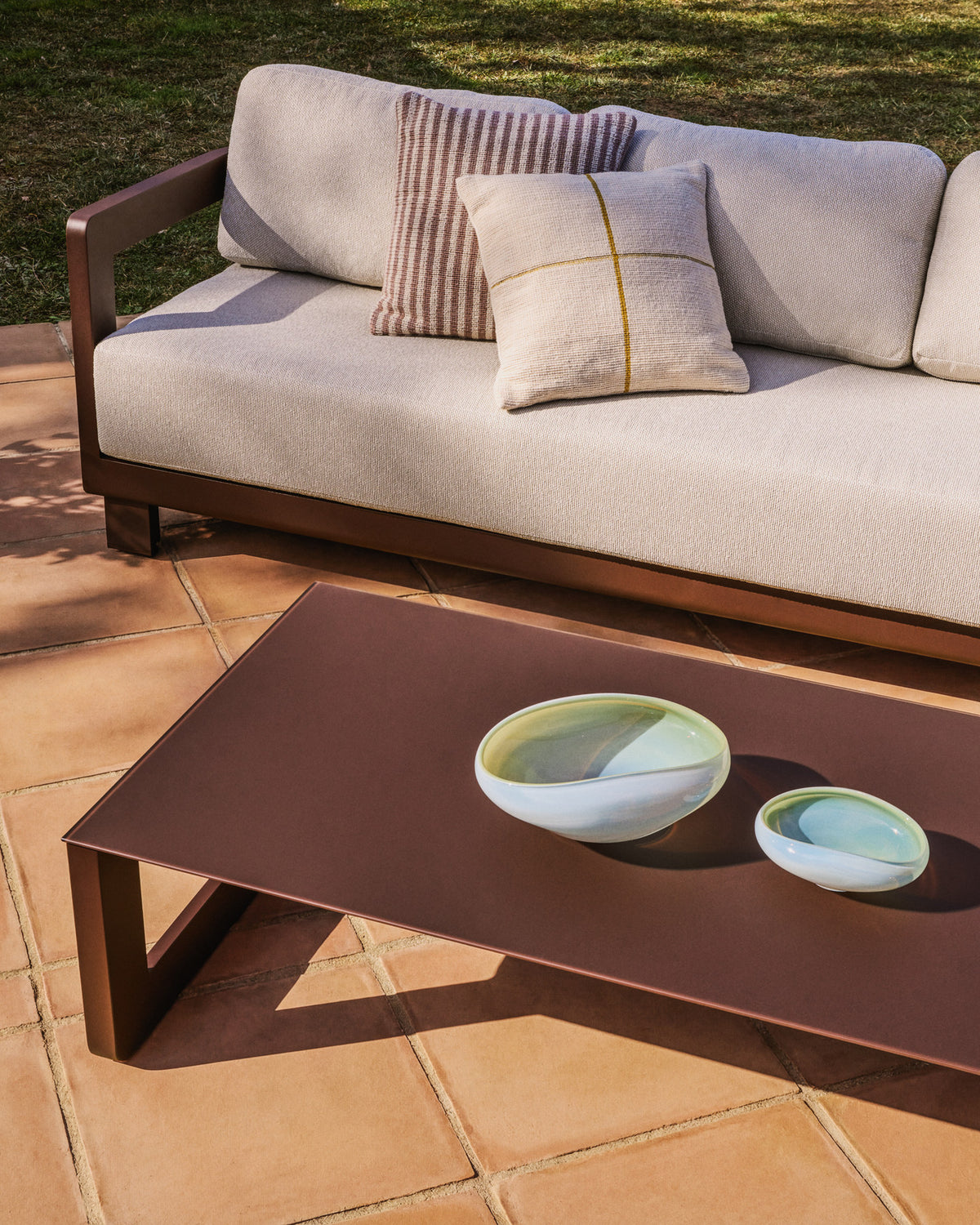 Set Nerano mit 3-Sitzer-Sofa, 2 Sesseln und Couchtisch aus gehärtetem Glas und braunem Aluminium in Braun, Hellbraun, Beige präsentiert im Onlineshop von KAQTU Design AG. Loungeset ist von Kave Home