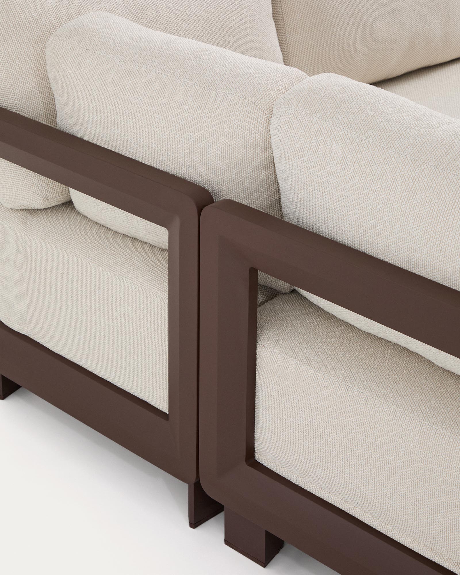 Elegantes Loungeset Nerano mit einem geräumigen 5-Sitzer-Ecksofa, einem bequemen Sessel und einem stilvollen Couchtisch aus gehärtetem Glas.