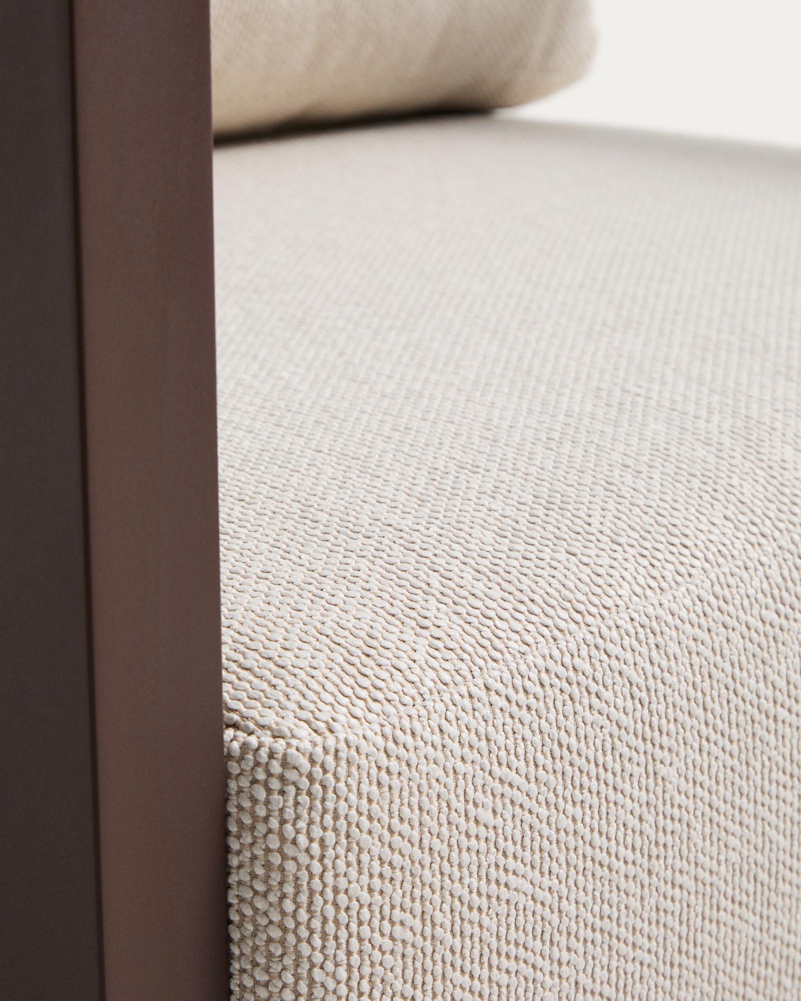 Elegantes Loungeset Nerano mit einem stilvollen 5-Sitzer-Ecksofa, einem bequemen Sessel und einem modernen Couchtisch aus gehärtetem Glas und braunem Aluminium.