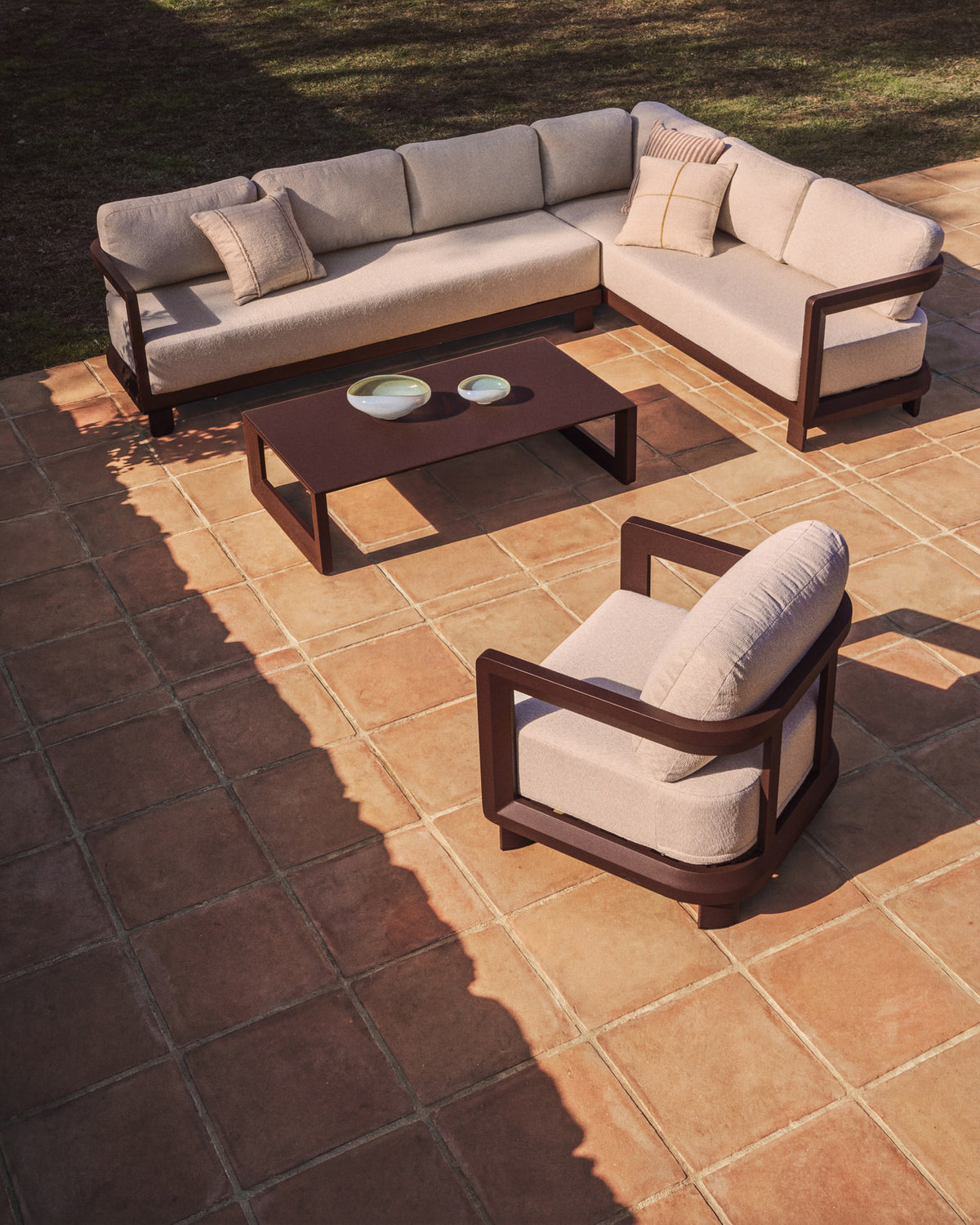 Set Nerano mit 5-Sitzer-Ecksofa, Sessel und Couchtisch aus gehärtetem Glas und braunem Aluminium in Braun, Hellbraun, Beige präsentiert im Onlineshop von KAQTU Design AG. Loungeset ist von Kave Home
