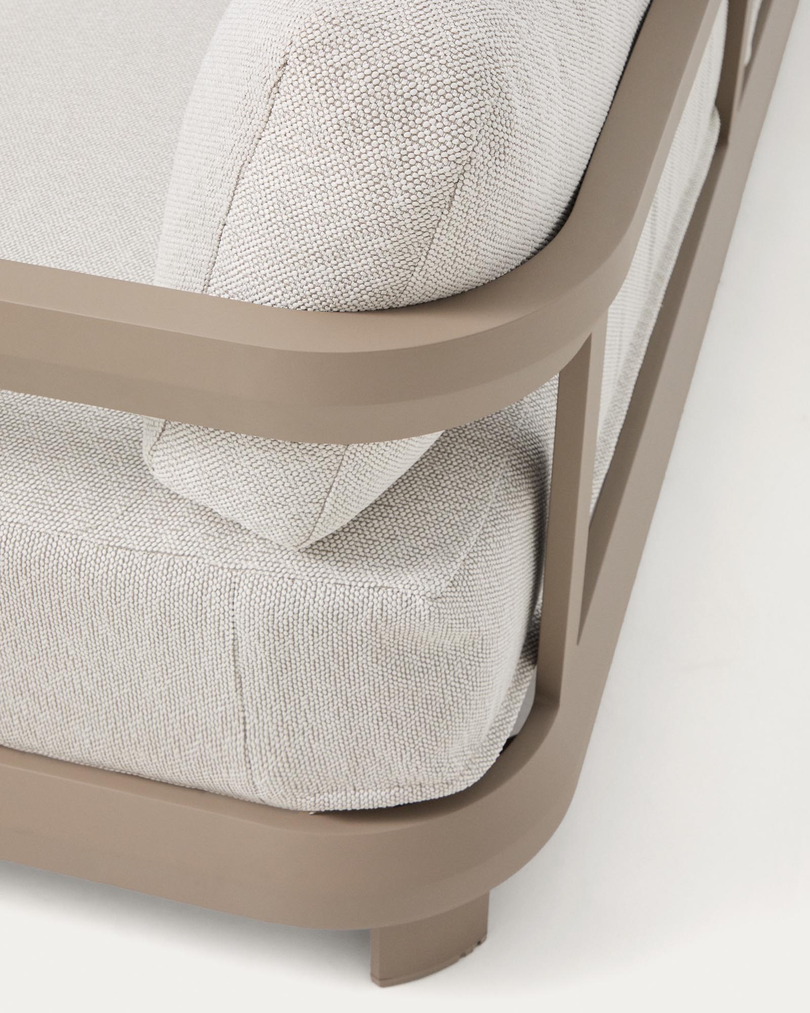 Modernes Loungeset Nerano in Taupe, inklusive 5-Sitzer-Ecksofa, Sessel und eleganter Couchtisch aus robustem Glas und Aluminium.