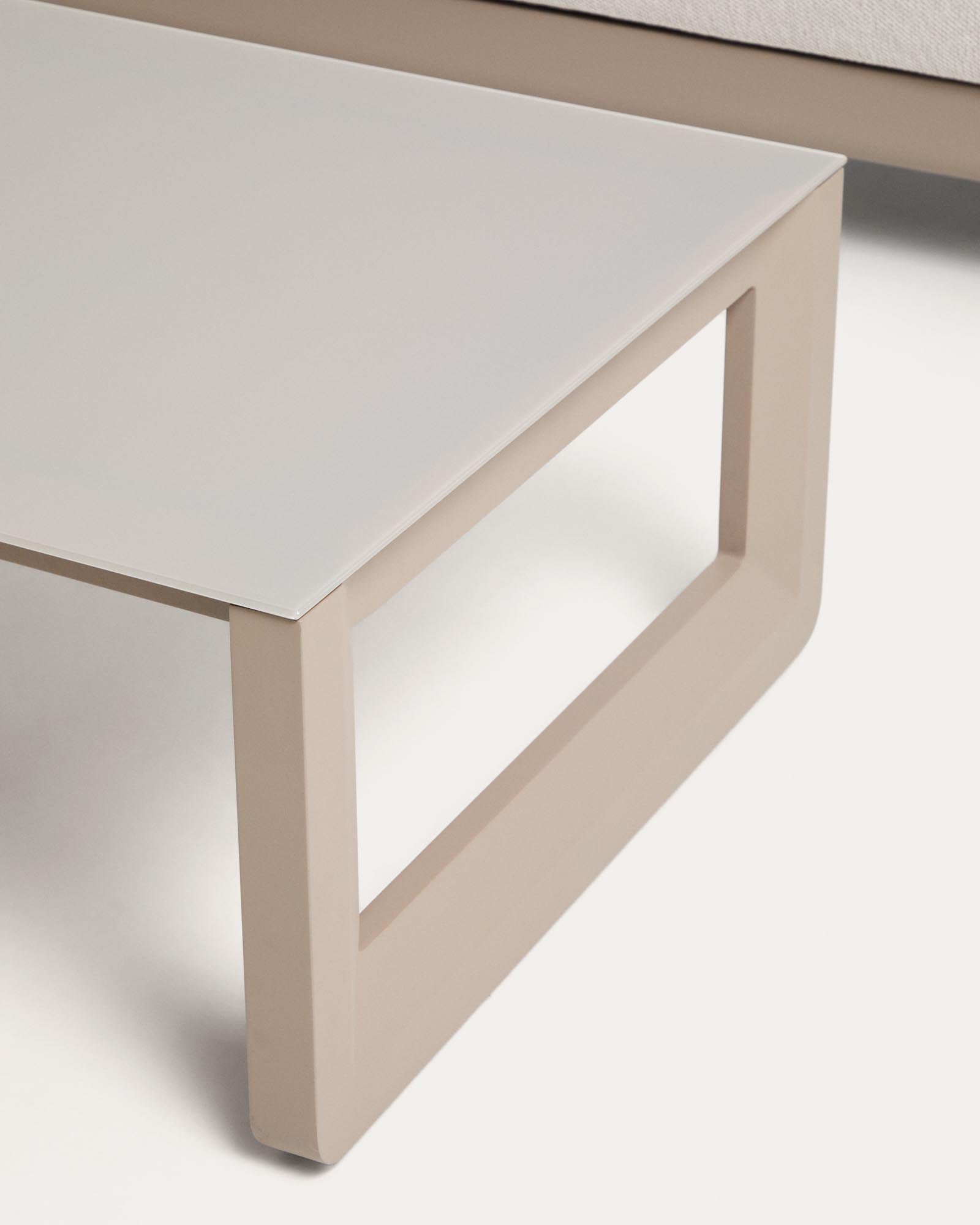 Stylisches Loungeset Nerano in Taupe, bestehend aus einem 5-Sitzer-Ecksofa, einem Sessel und einem modernen Couchtisch aus gehärtetem Glas.