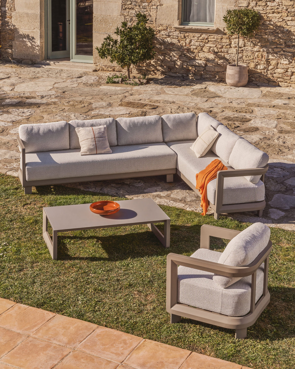 Set Nerano mit 5-Sitzer-Ecksofa, Sessel und Couchtisch aus gehärtetem Glas und Aluminium in Taupe in Taupe, Beige, Ecru präsentiert im Onlineshop von KAQTU Design AG. Loungeset ist von Kave Home