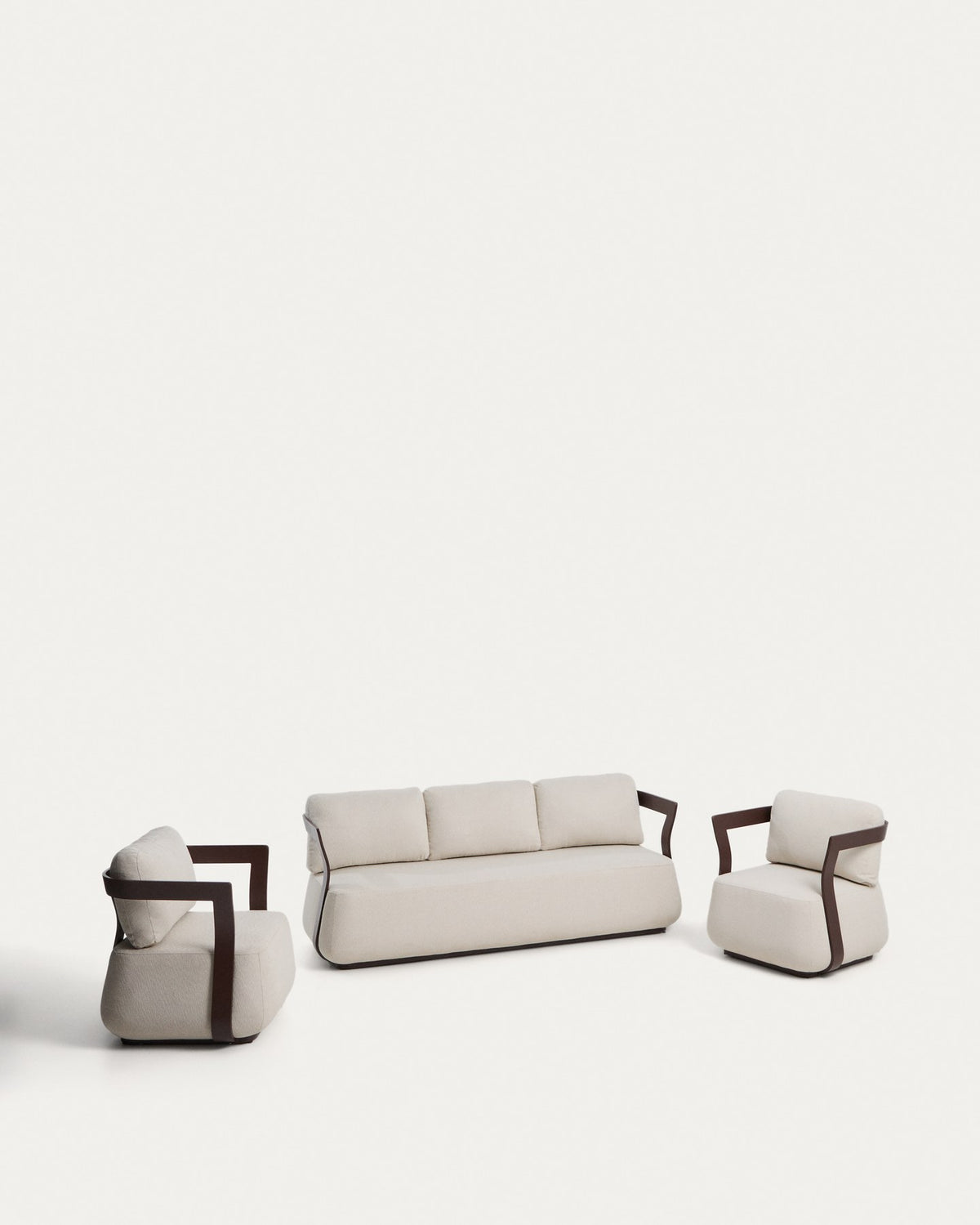 Braunes Loungeset Tamaris von Kave Home mit 3-Sitzer-Sofa und zwei Sesseln aus Aluminium, Sitzkissen in Beige, für Innen- und Aussenbereich.