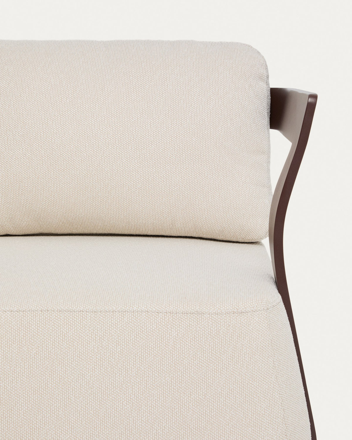 Braunes Loungeset Tamaris von Kave Home mit 3-Sitzer-Sofa und zwei Sesseln aus Aluminium, Sitzkissen in Beige, für Innen- und Aussenbereich.