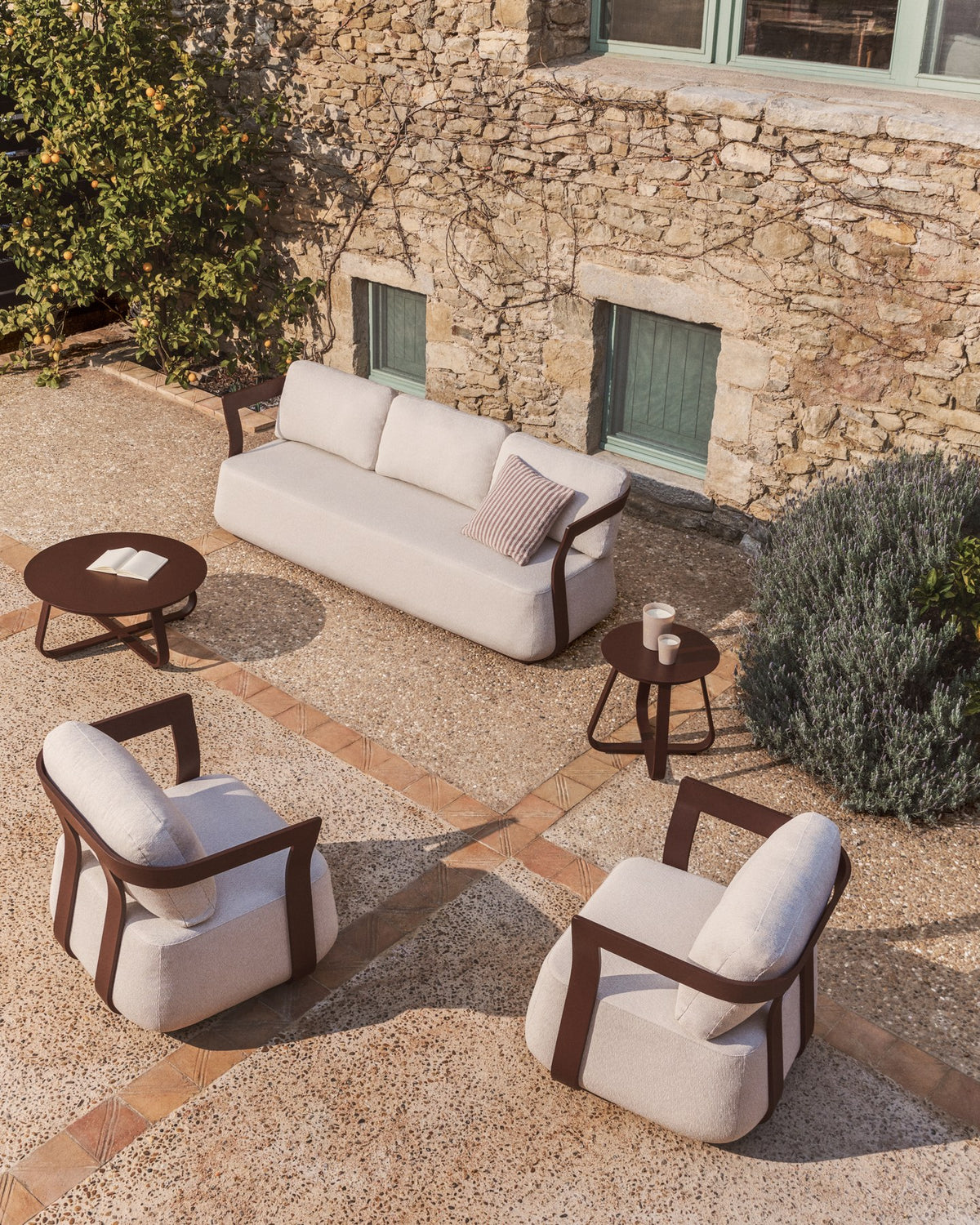 Braunes Loungeset Tamaris von Kave Home mit 3-Sitzer-Sofa und zwei Sesseln aus Aluminium, Sitzkissen in Beige, für Innen- und Aussenbereich.