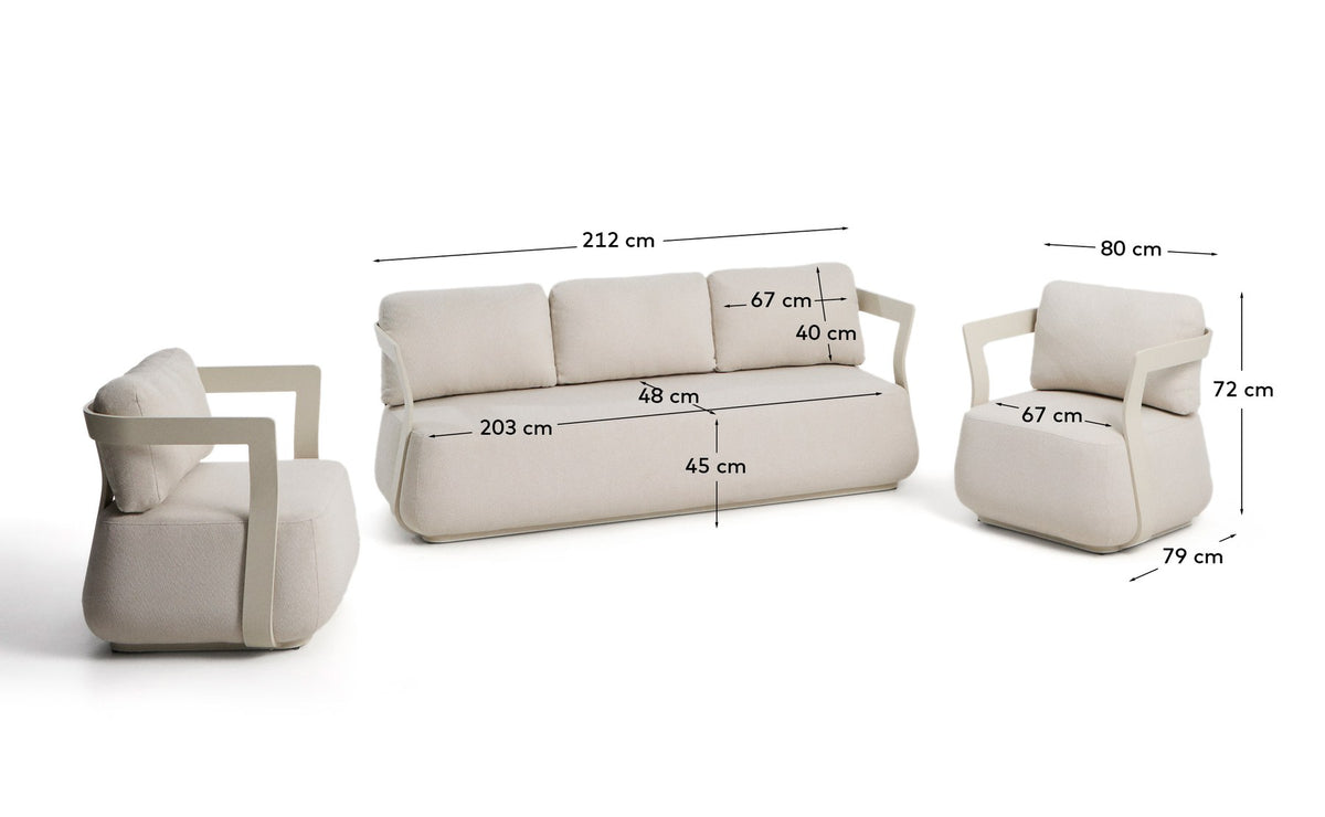 Loungeset aus Aluminium in Ecru: 3-Sitzer-Sofa und zwei Sessel mit gepolsterten Sitz- und Rückenkissen, moderne, umhüllende Formgebung.