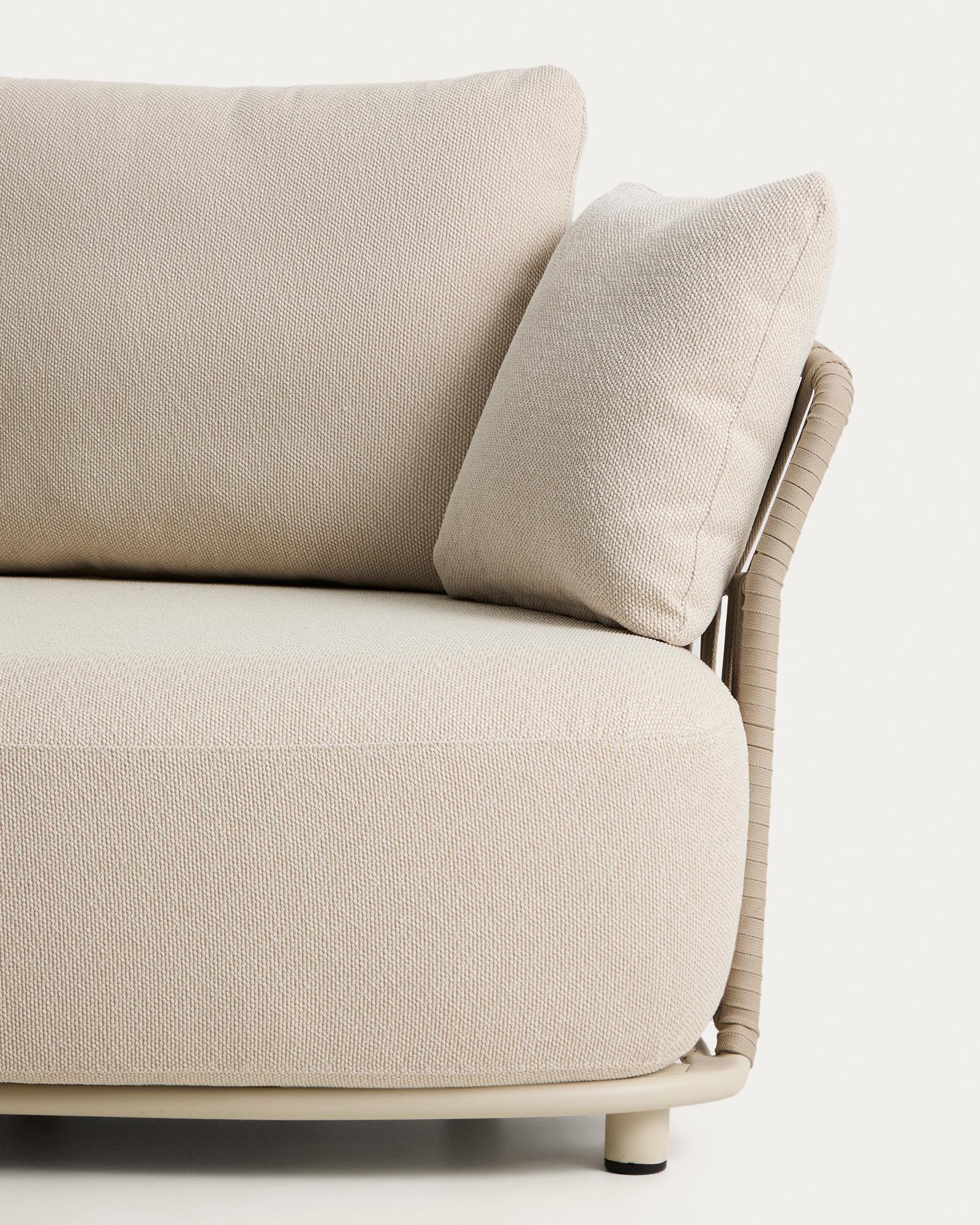 Elegantes ecrufarbenes 2-Sitzer-Sofa Osani mit geschwungenem Modul, gefertigt aus Aluminium und taupefarbenem Seil, ideal für stilvolle Lounges.