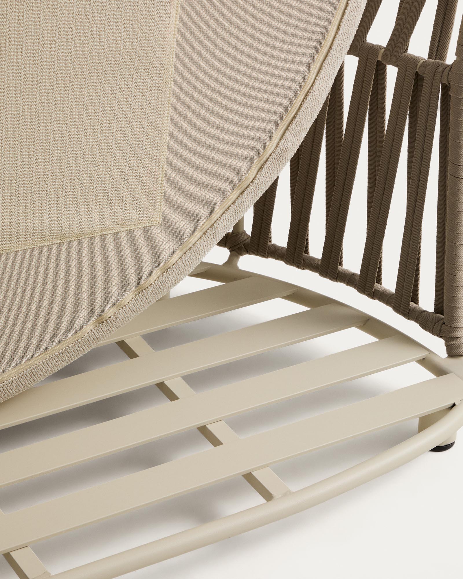 Modernes 2-Sitzer-Sofa Osani in Ecrufarbe, kombiniert mit geschwungenem Aluminium und taupefarbenem Seil, perfekt für entspannte Lounge-Bereiche.