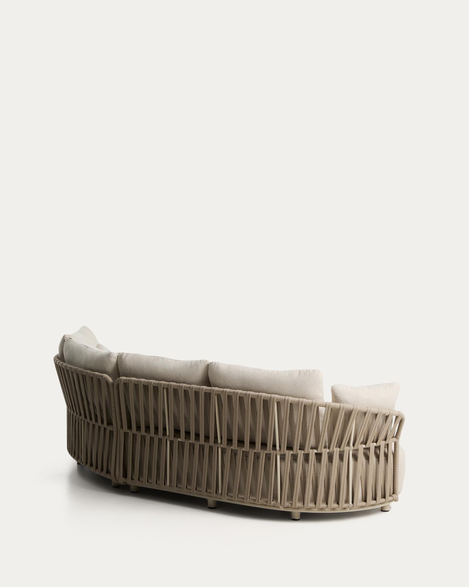 Elegantes 2-Sitzer-Sofa Osani in Ecrufarben, mit geschwungenem Aluminiumrahmen und taupefarbenem Seil für gemütliche Entspannung im Freien.