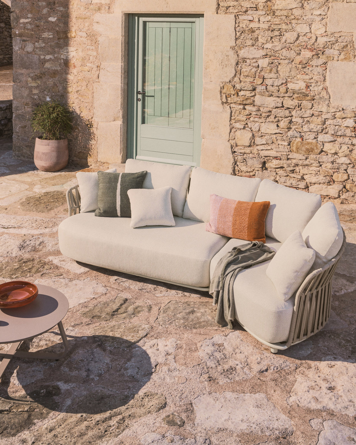 3-Sitzer-Sofa Osani aus Aluminium in Ecru mit taupefarbenem Seil, 274 cm in Taupe, Beige, Ecru präsentiert im Onlineshop von KAQTU Design AG. Lounge Sofa ist von Kave Home